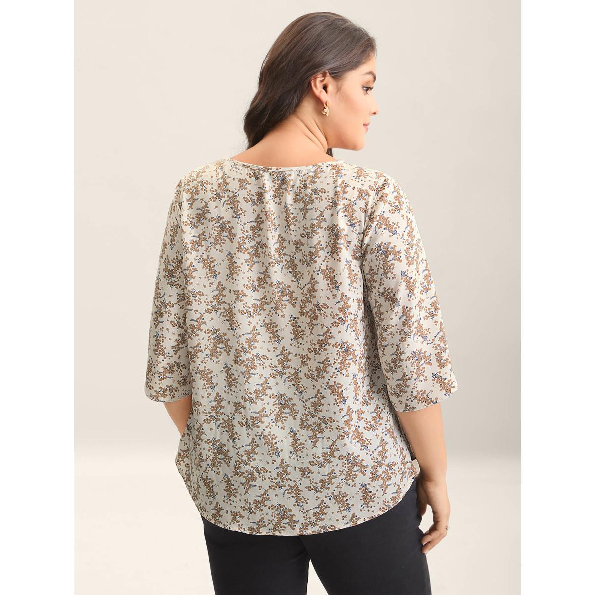 Plus Size WhiteSmoke Floral Print Curvy Hem V-Neck Shirt Women Resort Elbow-length sleeve V-neck Vacation Blouses BloomChic 28/5X Product Image
