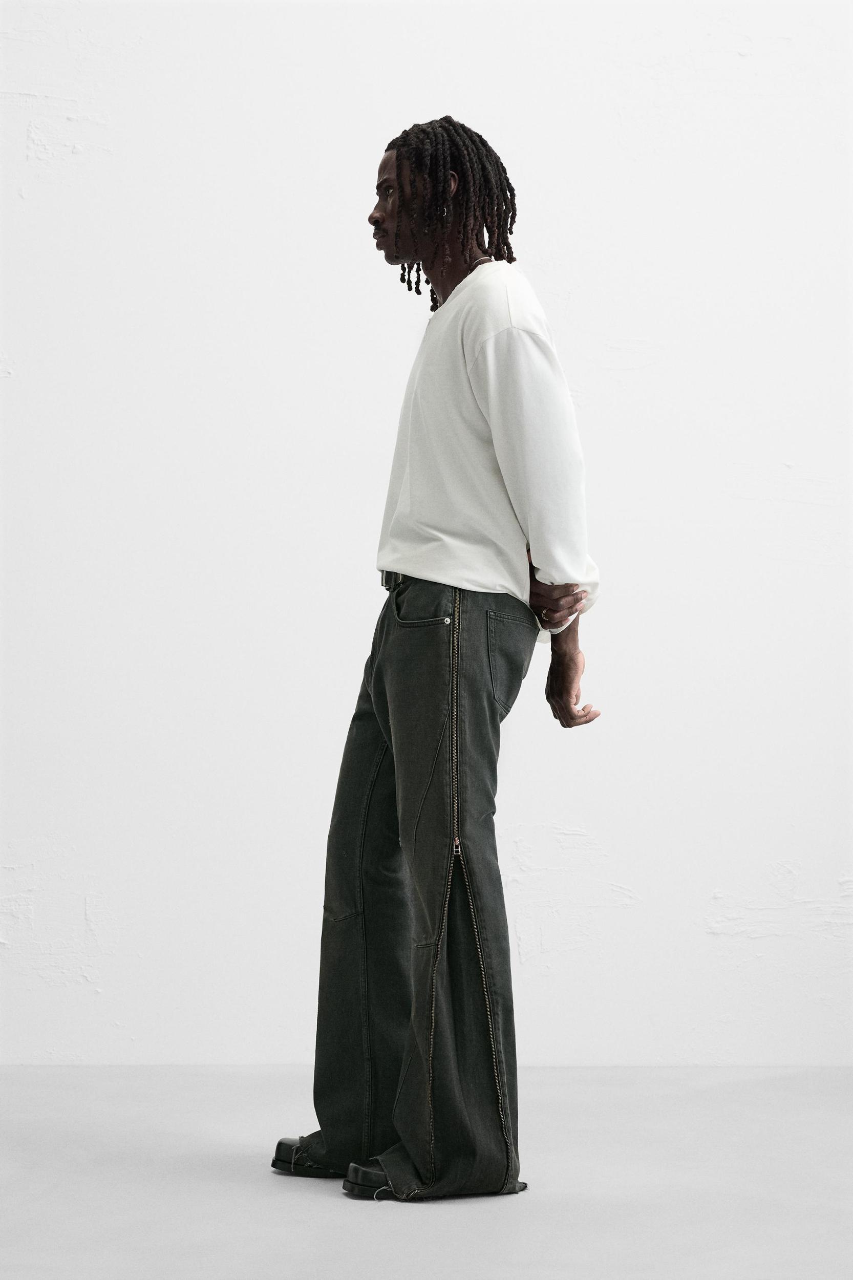 ZIPPERED FLARE FIT JEANS Product Image
