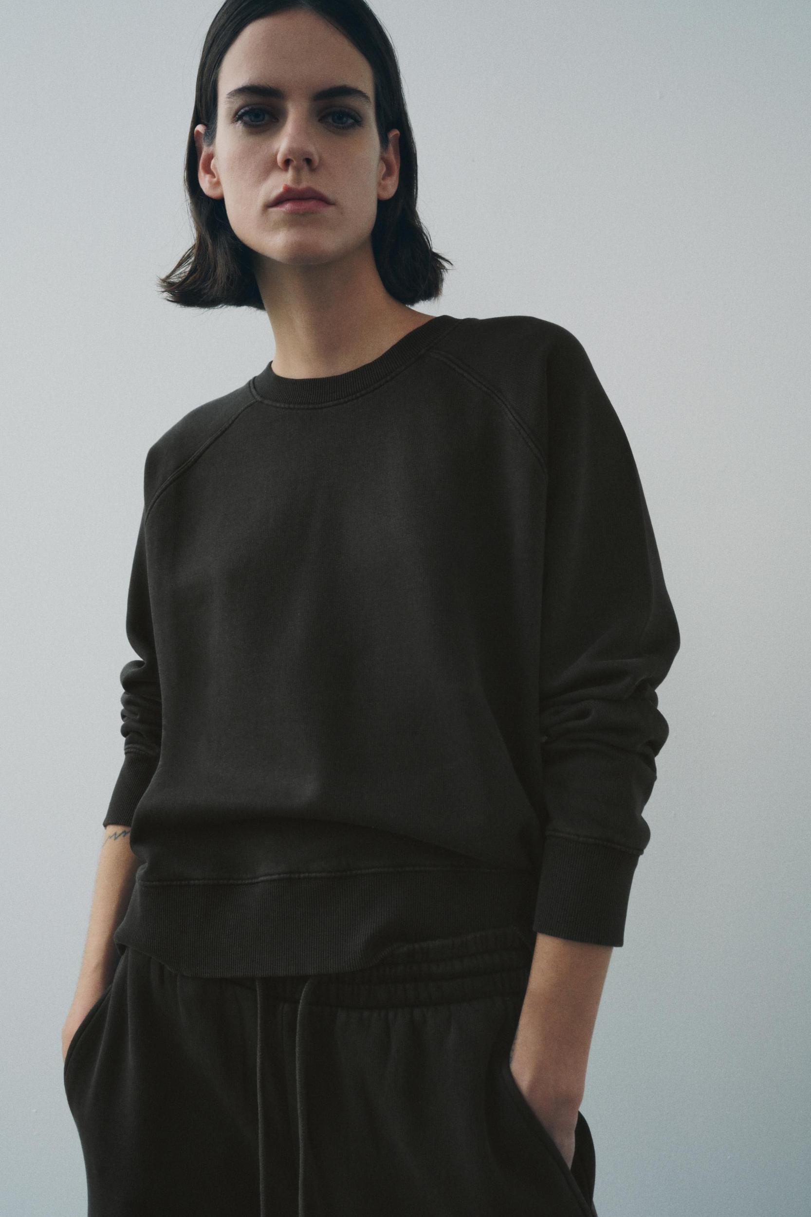 Sweatshirt made of spun cotton blend fabric. Round neck and long raglan sleeves. Tonal rib trim. Product Image