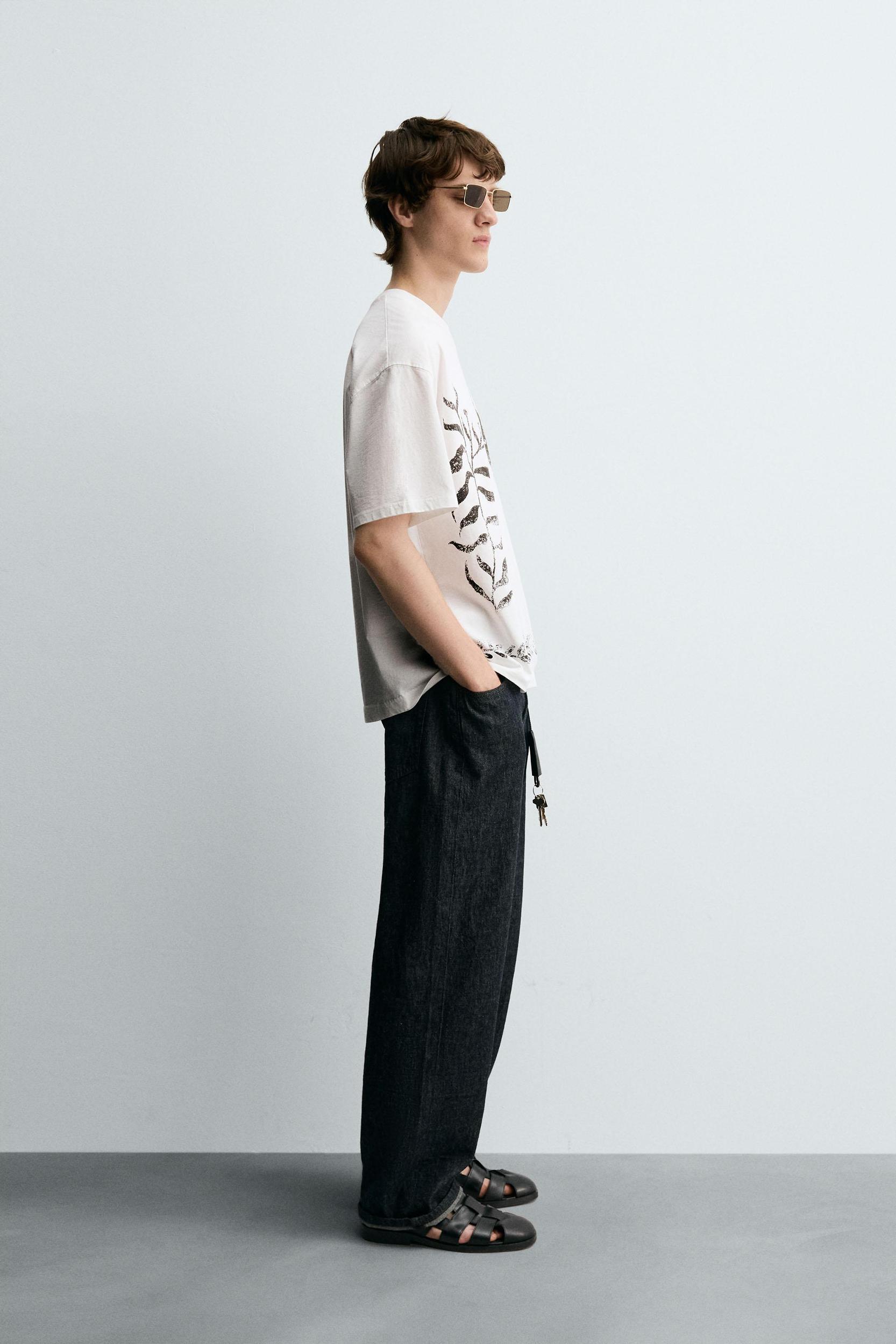 CONTRAST PRINT T-SHIRT Product Image