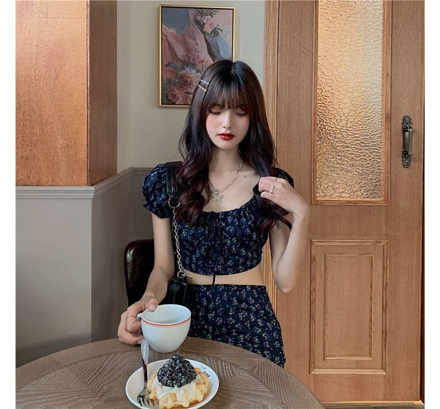 Short-Sleeve Crew Neck Floral Print Tie Front Crop Top / High Waist Slit Mini A-Line Skirt / Set Product Image