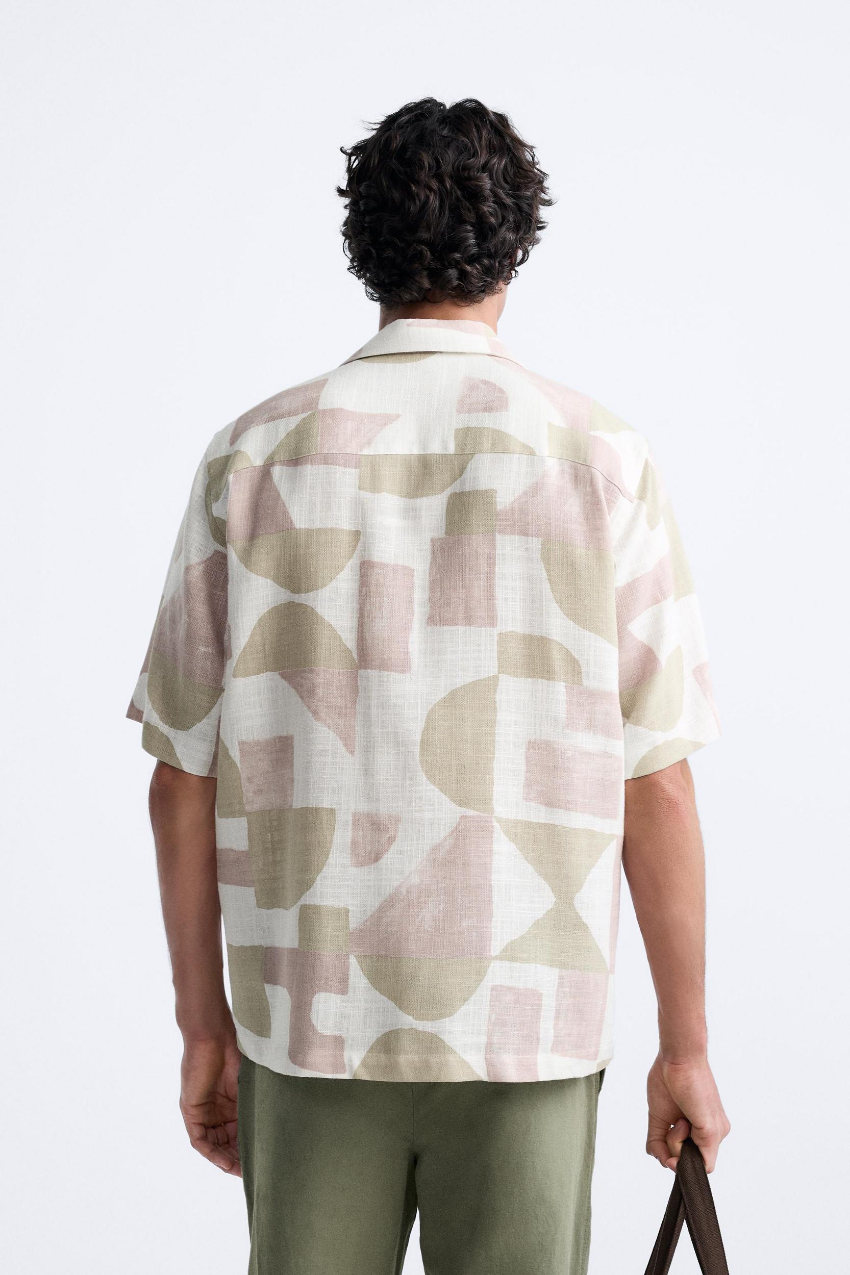Relaxed fit shirt made of viscose blend fabric. Spread collar and short sleeves. Front button closure. Product Image