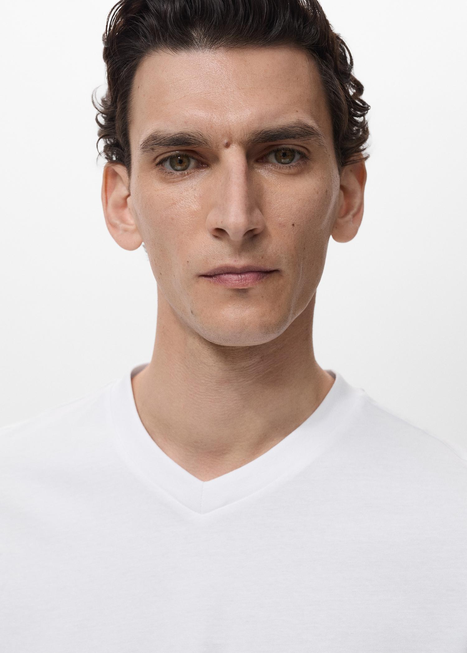 V-neck T-shirt - Men | MANGO USA Product Image