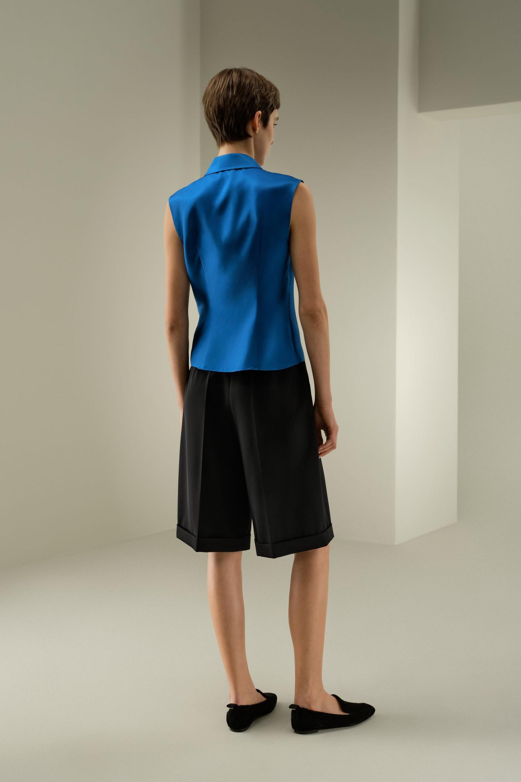 Sleeveless Full Zip Silk Vest Product Image