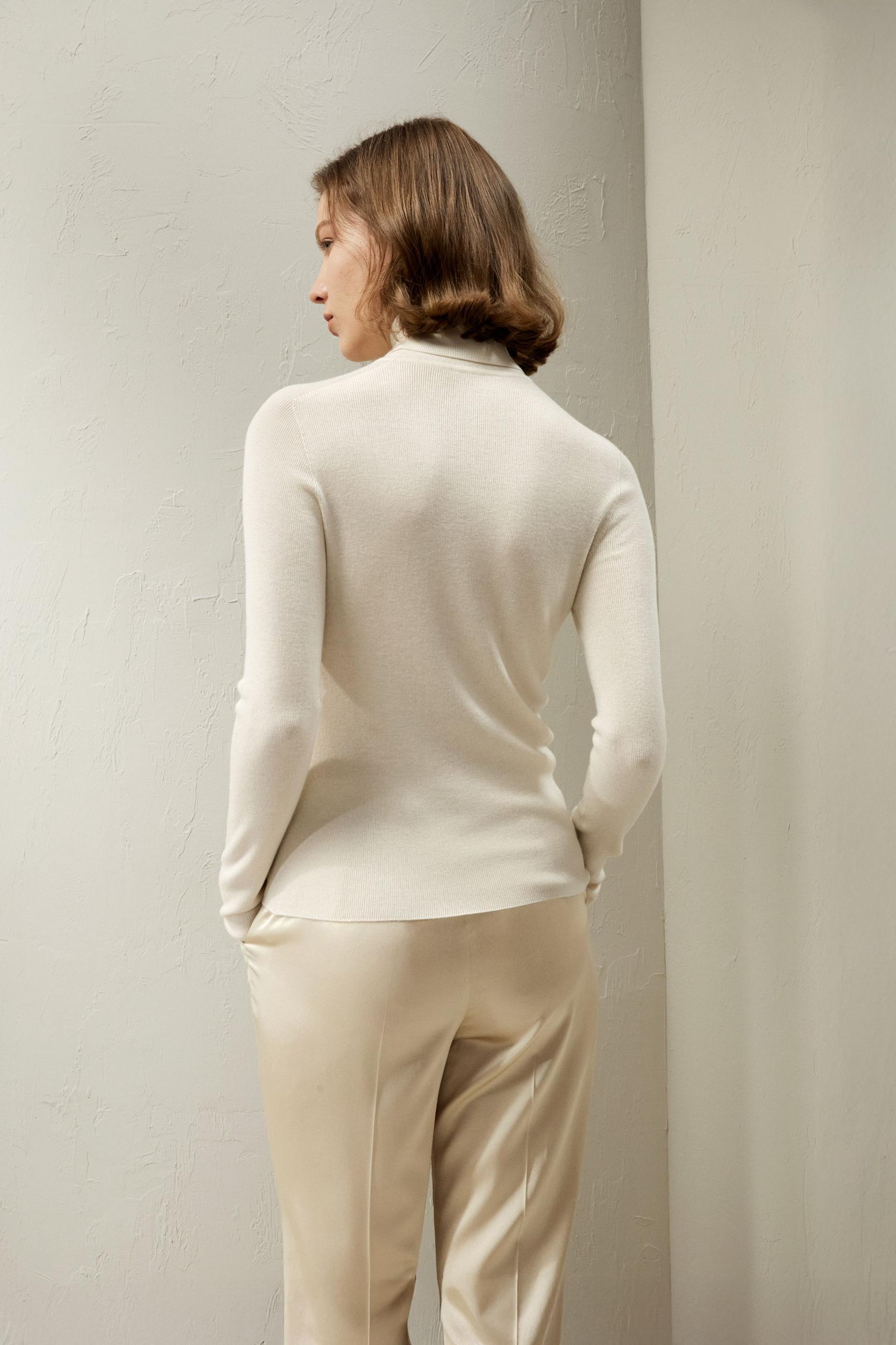 Seamless Silk-Cashmere Blend Turtleneck Sweater Product Image