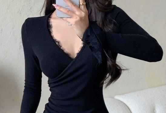 Long-Sleeve V-Neck Plain Lace Trim Ruched Maxi Mermaid Dress Product Image