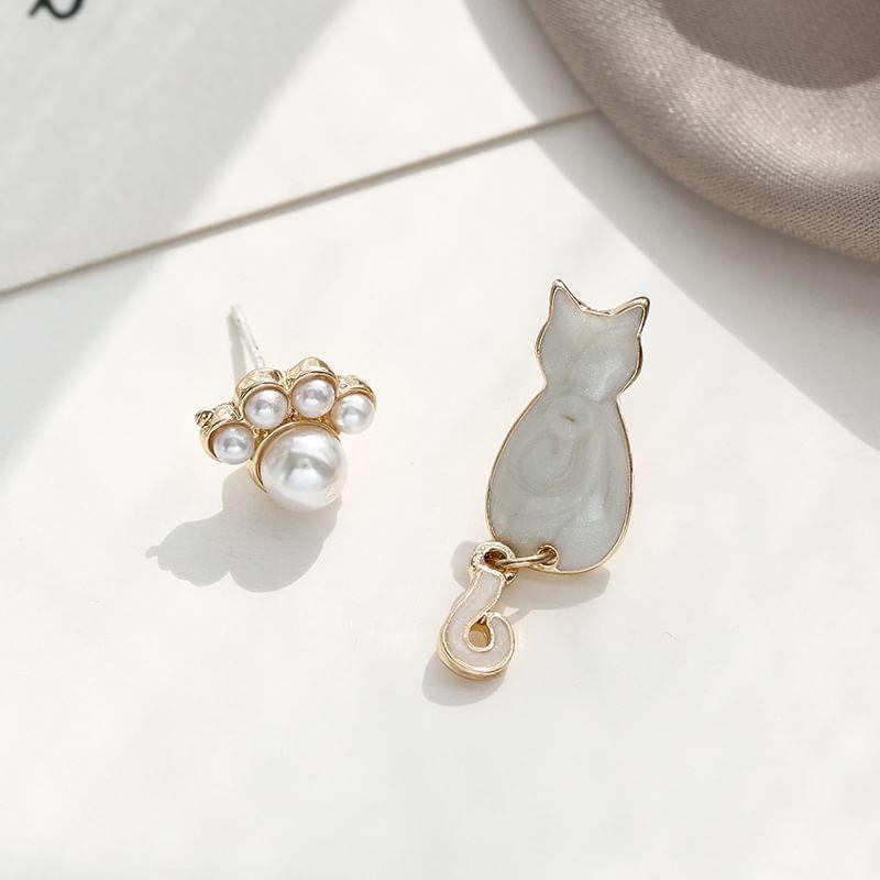 Cat Paw Faux Pearl Asymmetrical Earring Product Image