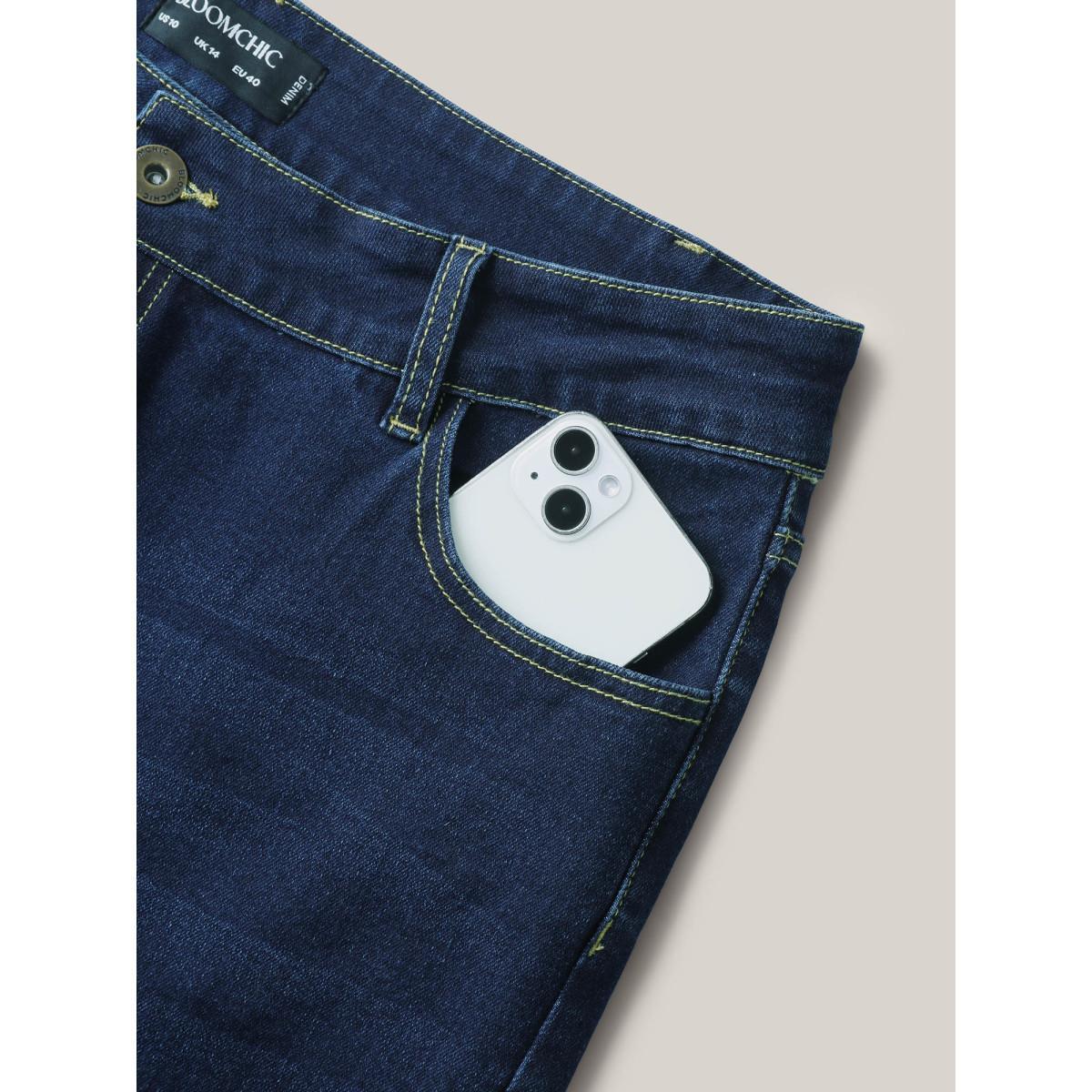 Plus Size Stretchy Skinny-Fit Classic Denim Shorts Women Midblue Medium stretch Everyday-Casual Slanted pocket Denim Shorts BloomChic 28/5X Product Image