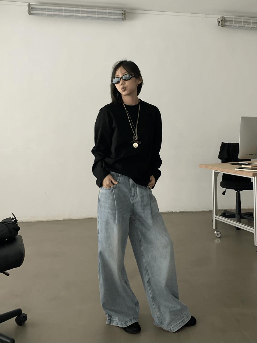 RT No. 18814 PLEATED DENIM STRAIGHT JEANS Product Image
