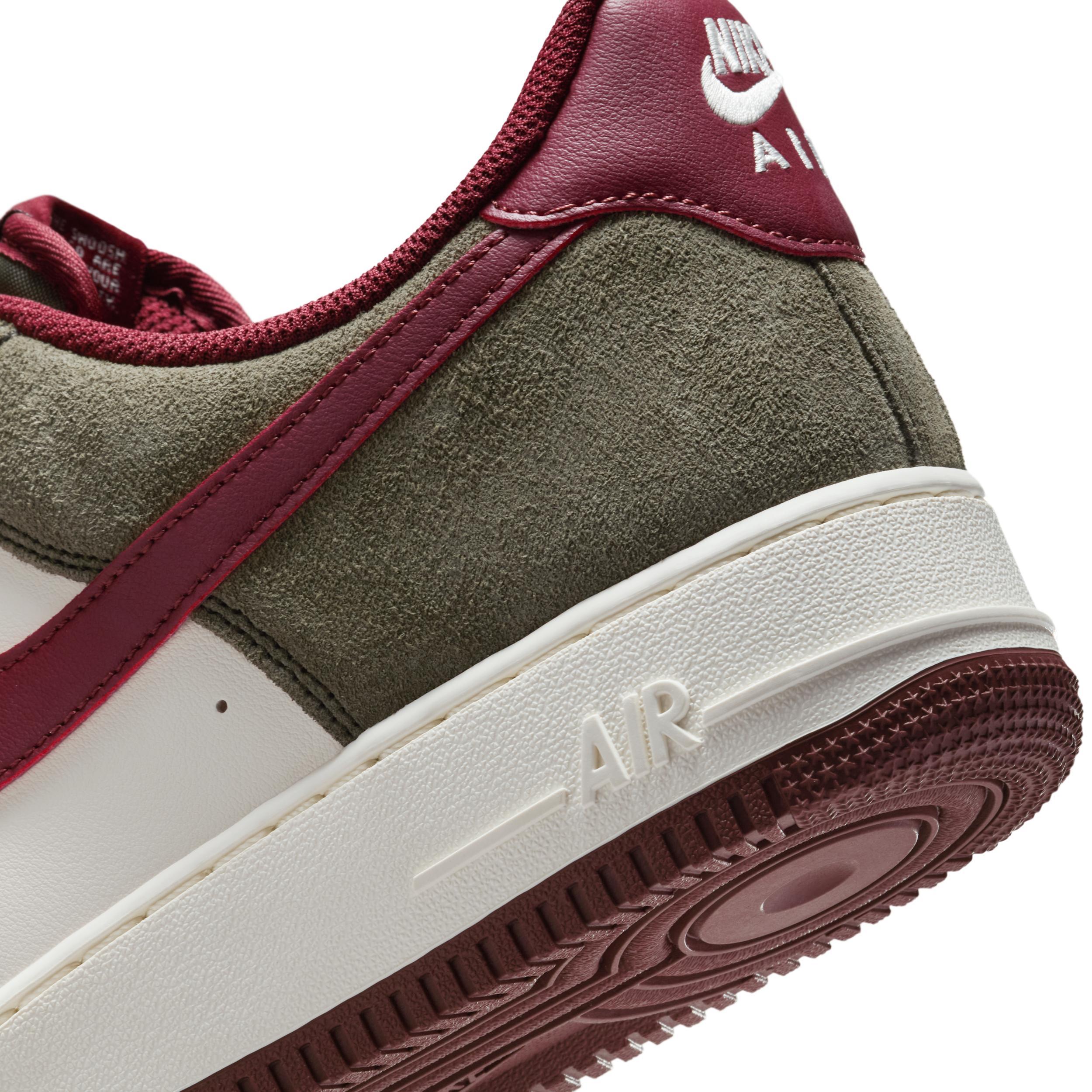 Nike Men's Air Force 1 '07 LV Shoes Product Image