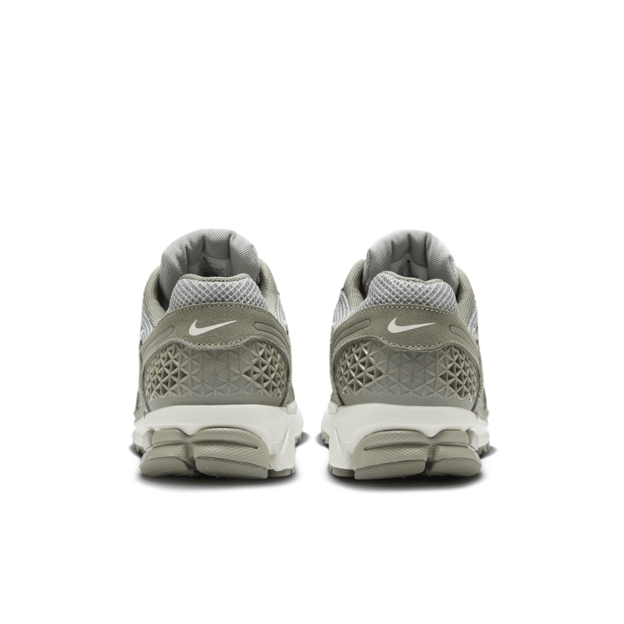 Nike Men's Zoom Vomero 5 Shoes Product Image