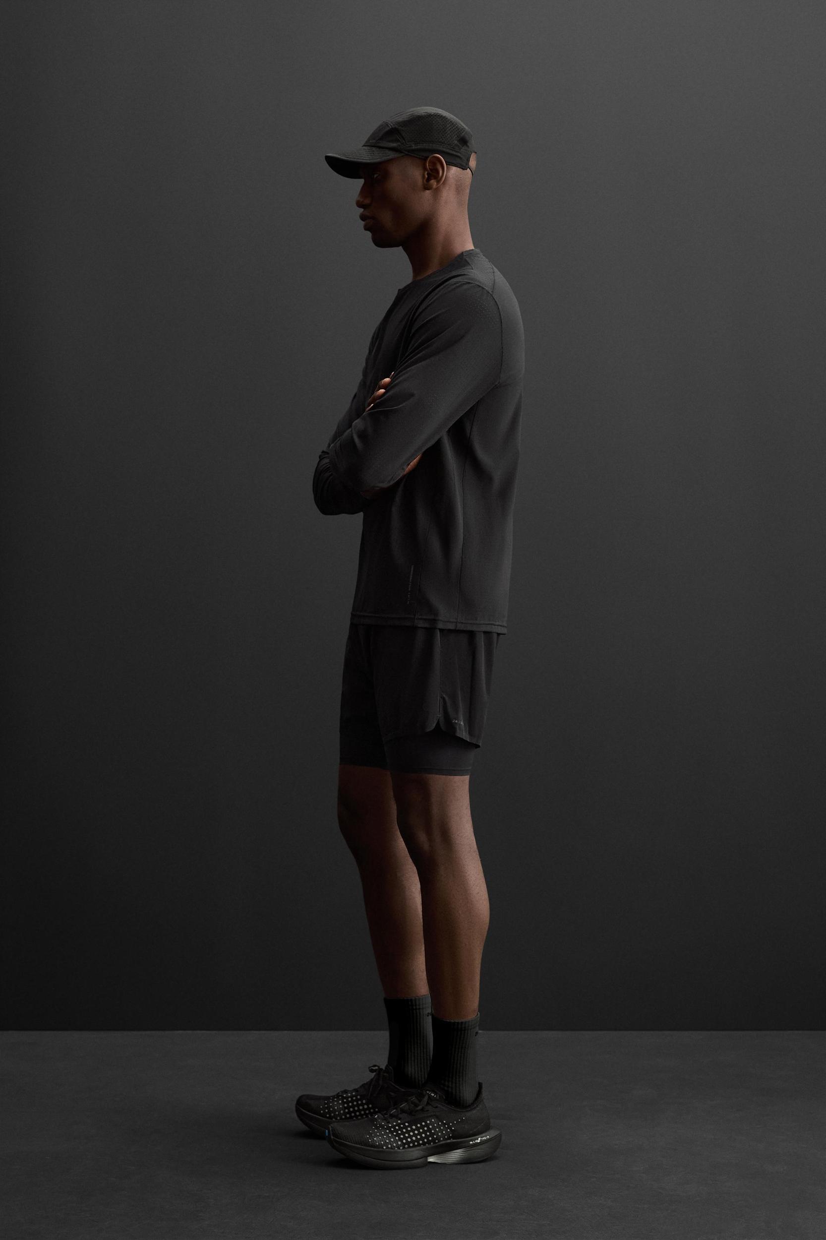 LONG SLEEVE PERFORATED T-SHIRT Product Image