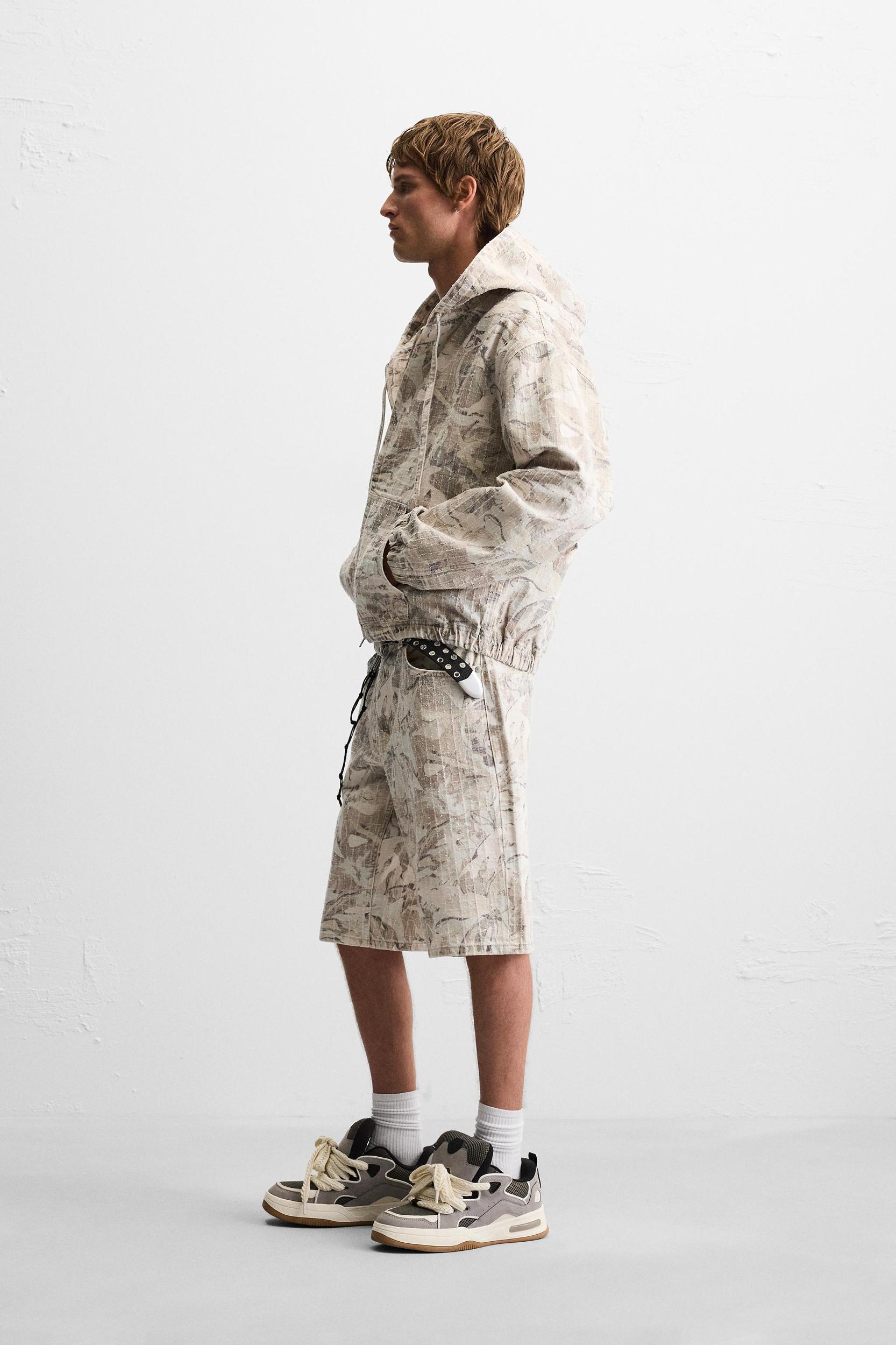 ABSTRACT PRINT DENIM SHORTS Product Image