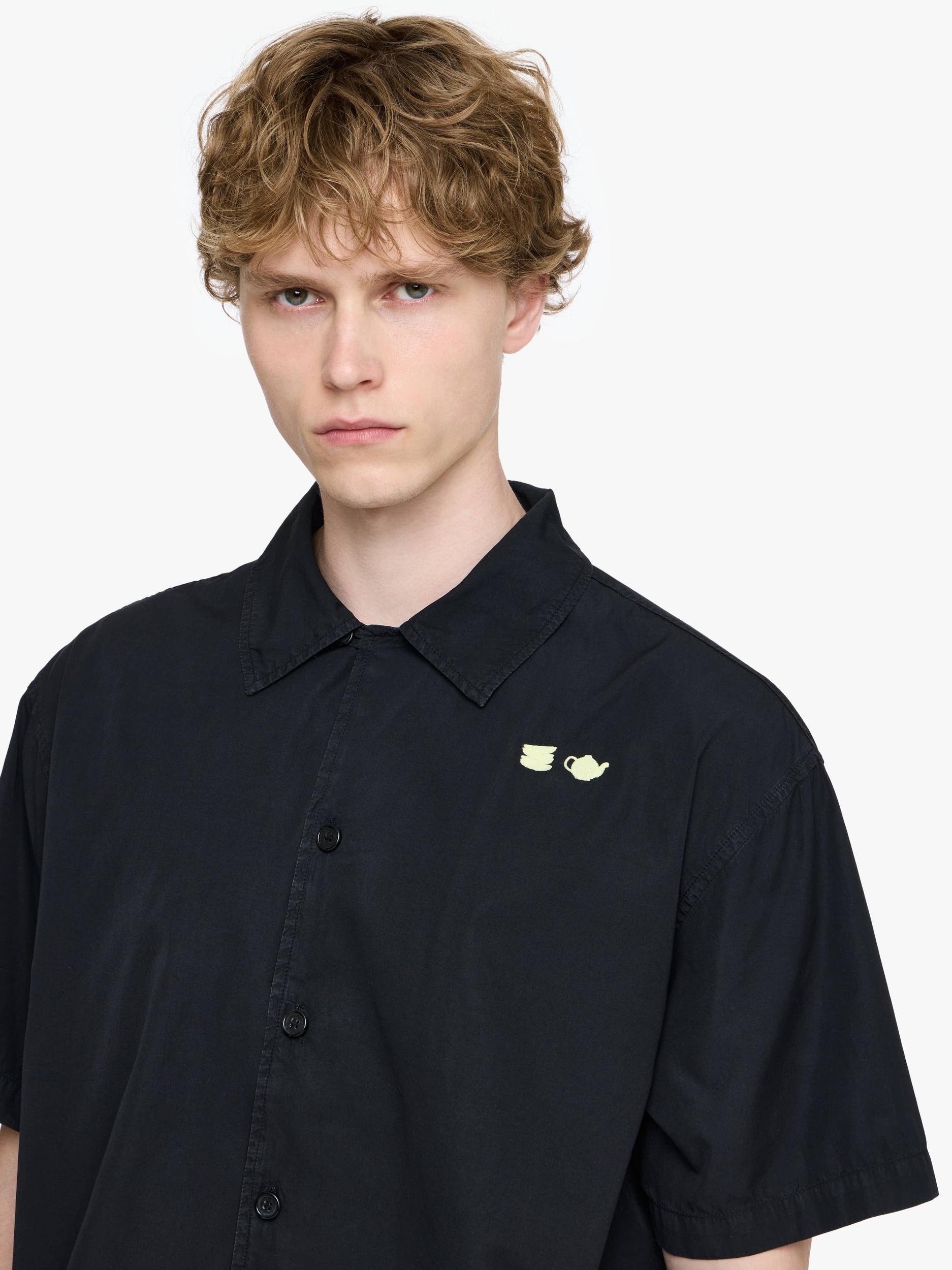CONTRAST EMBROIDERY SHORT SLEEVE SHIRT Product Image