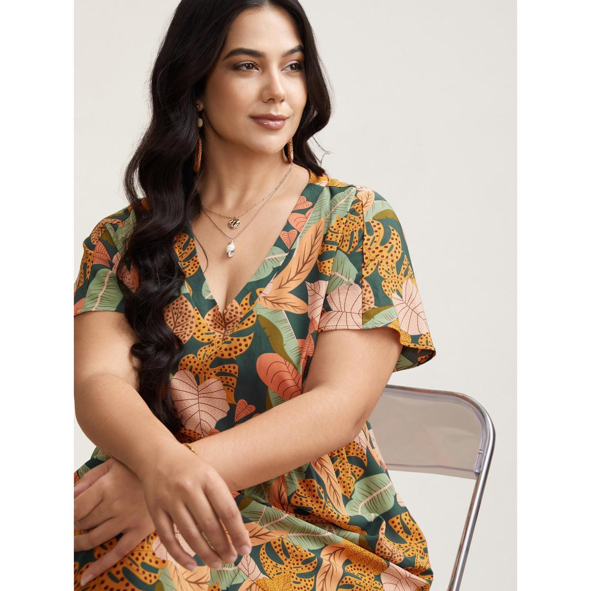 Plus Size Tropical Flowers Tiered Pockets Midi Dress Emerald Women Resort Non V-neck Short sleeve Curvy BloomChic 26/4X Product Image