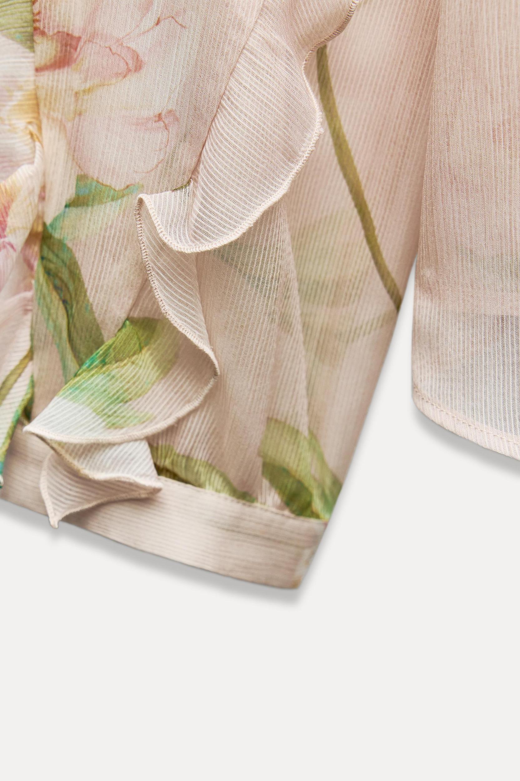 FLORAL PRINT RUFFLE BLOUSE Product Image