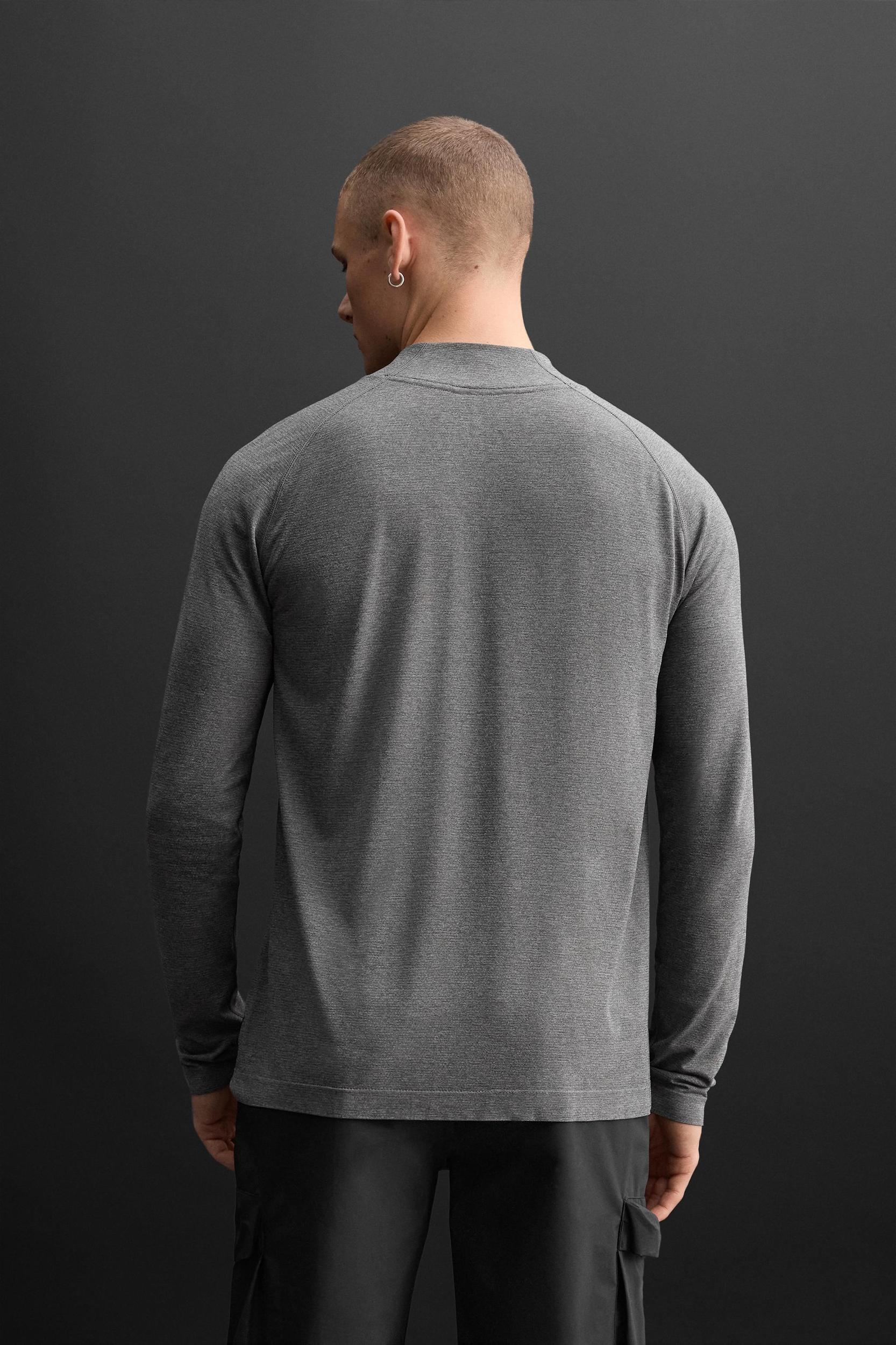 SEAMLESS ZIPPER NECK T-SHIRT Product Image