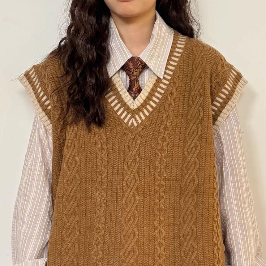 Cap-Sleeve V-Neck Contrast Trim Sweater Vest Product Image