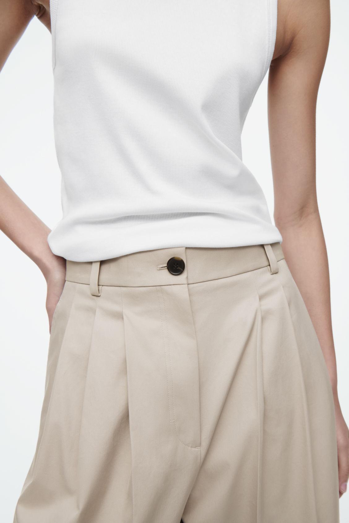 PLEATED BARREL-LEG COTTON PANTS Product Image