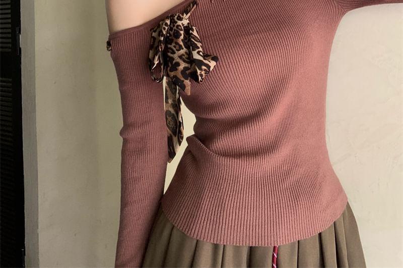 Long-Sleeve Off-Shoulder Leopard Print Bow Slim Fit Knit Top Product Image