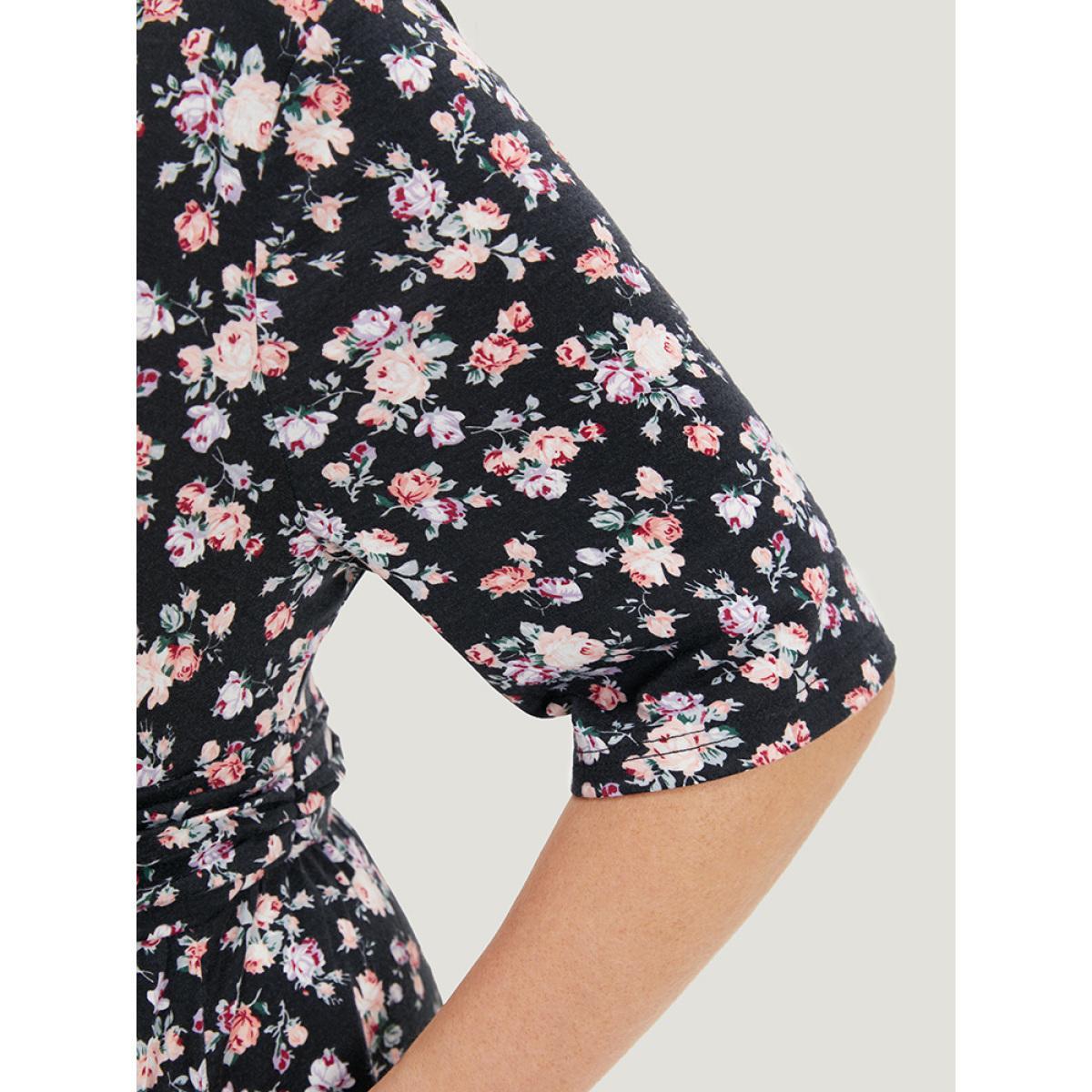 Plus Size Ditsy Floral Pocket Overlap Collar Half Sleeve Dress Black Women Casual Wrap V-neck Short sleeve Curvy Midi Dress BloomChic 26/4X Product Image