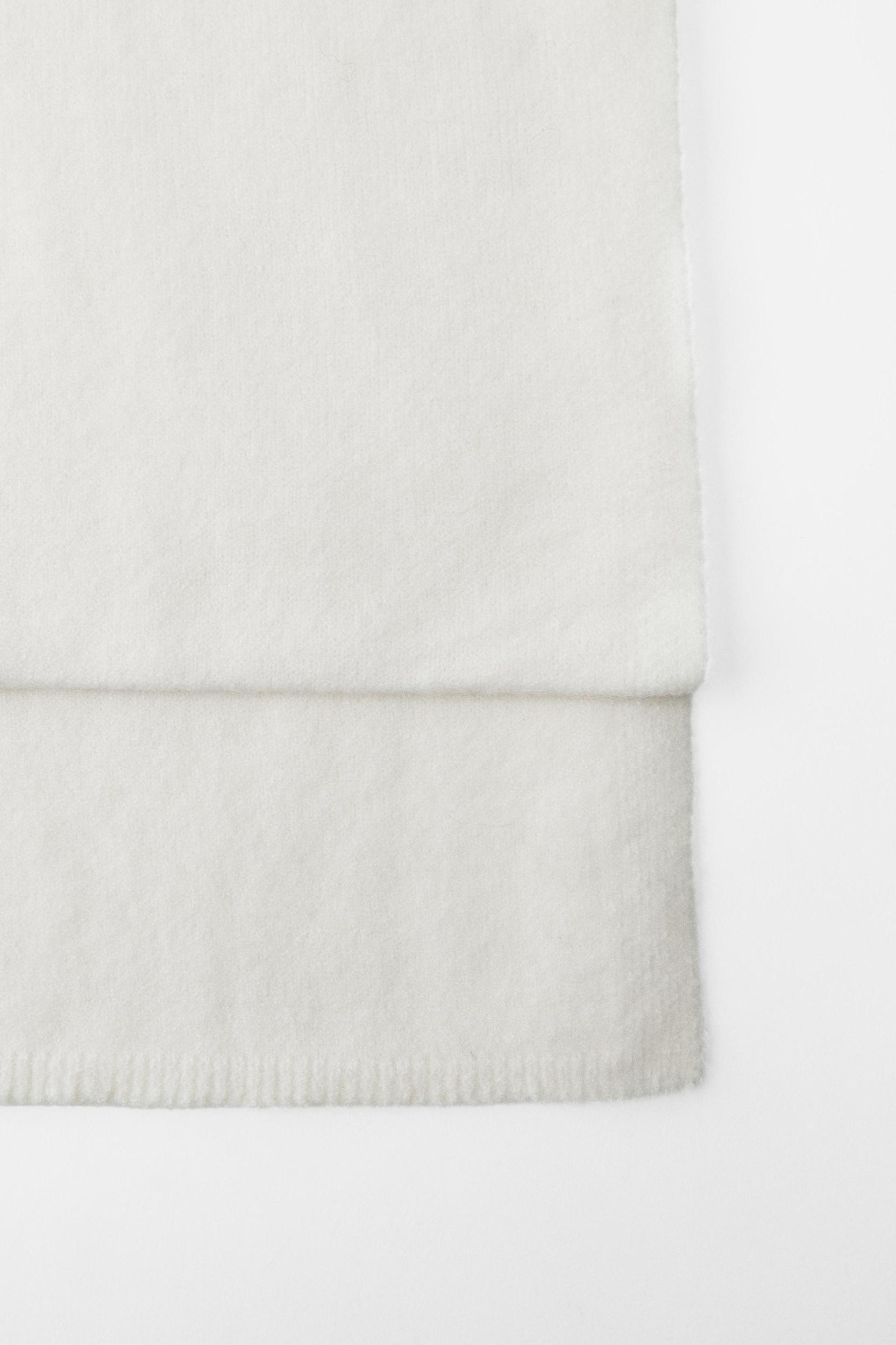 FINE KNIT SCARF Product Image