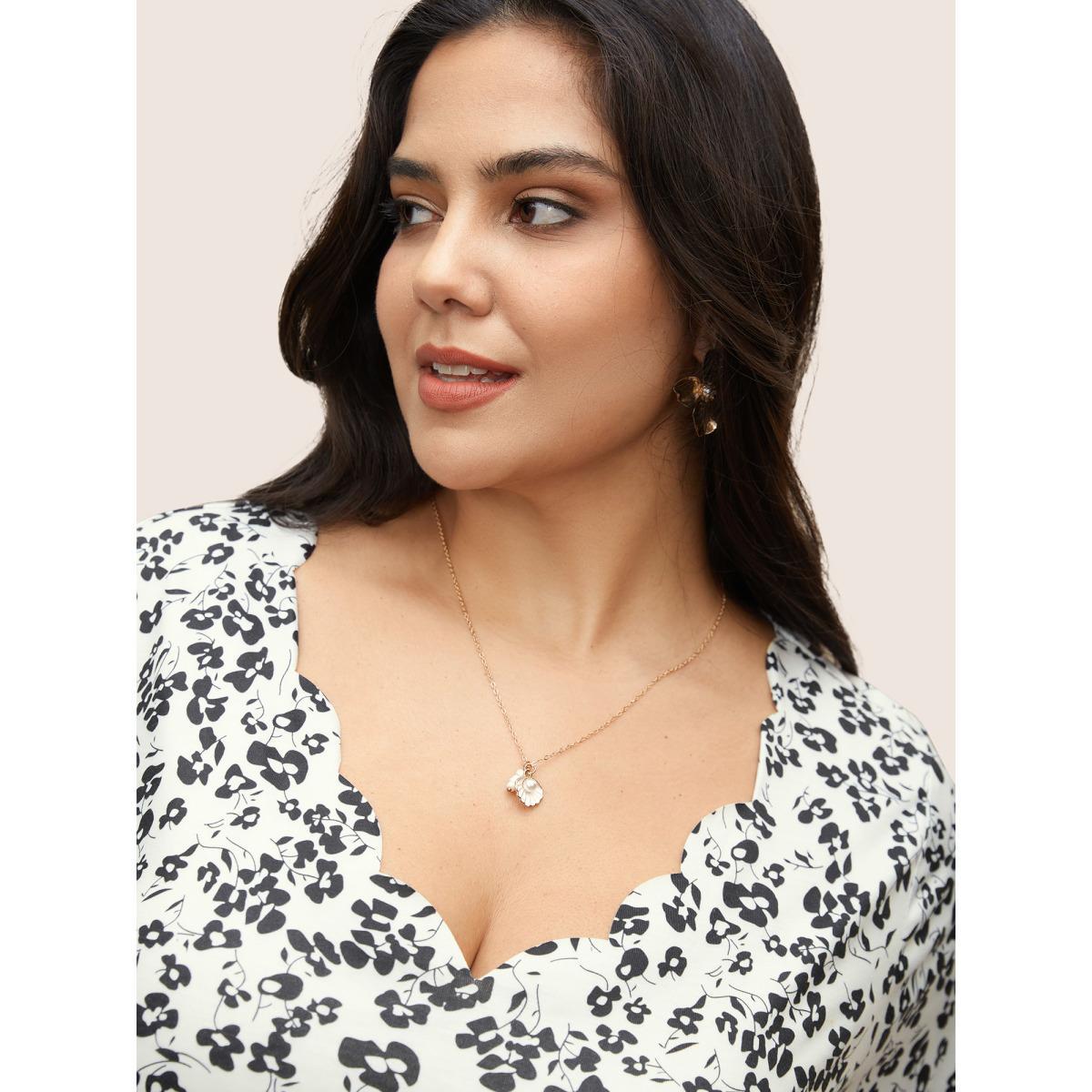 Plus Size Floral Print V Neck Scalloped Trim T-shirt White Women Elegant Contrast Natural Flowers V-neck Everyday T-shirts BloomChic 28/5X Product Image