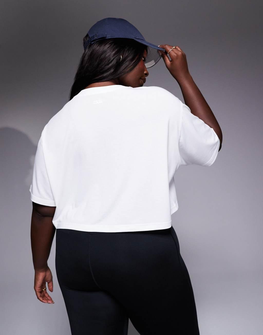 4505 Curve Icon quick dry performance cropped boxy t-shirt in white  Product Image