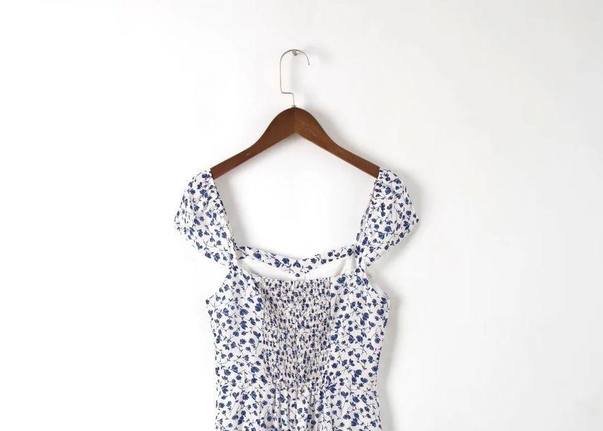 Cap-Sleeve Sweetheart Neckline Floral Print Smocked Midi A-Line Dress Product Image