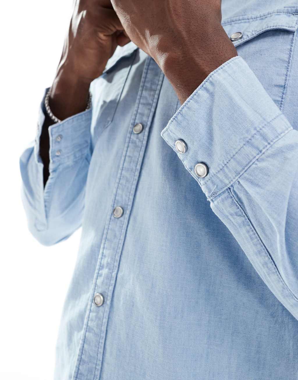 Levi's Barstow western chambray denim shirt regular fit in light wash Product Image