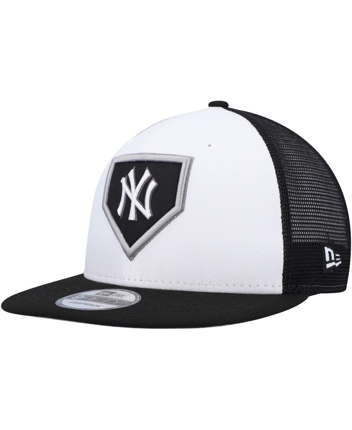 Men's New Era White/Black New York Yankees 2022 Clubhouse Trucker 9FIFTY Snapback Hat Product Image