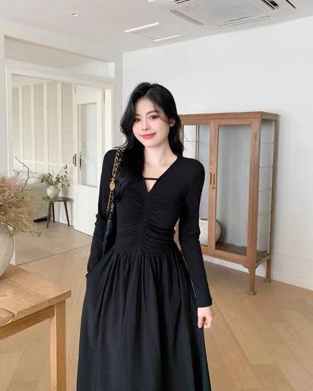 Long-Sleeve V-Neck Plain Ruched Midi A-Line Dress Product Image