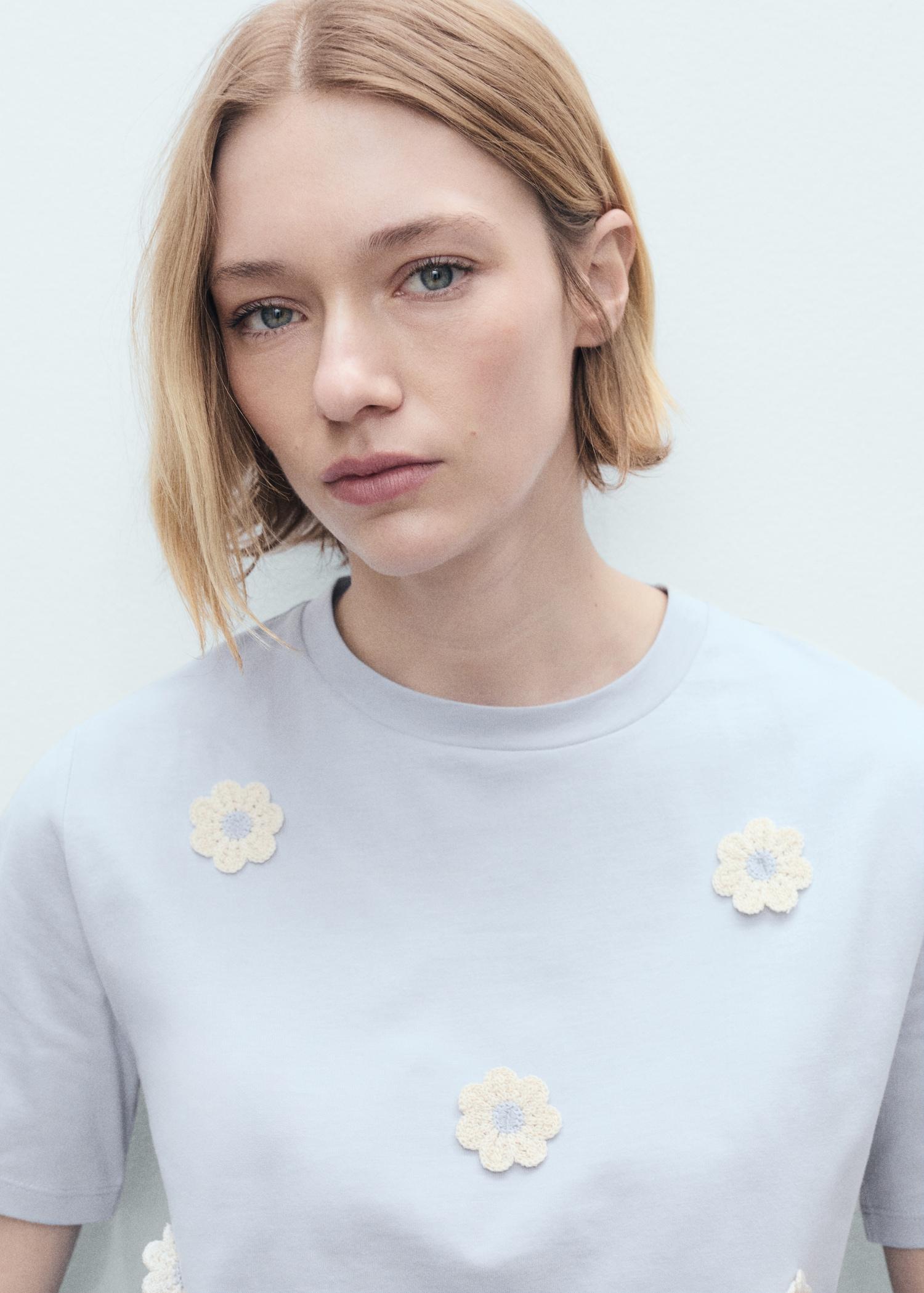 Cotton t-shirt with flower detail - Women | MANGO USA Product Image