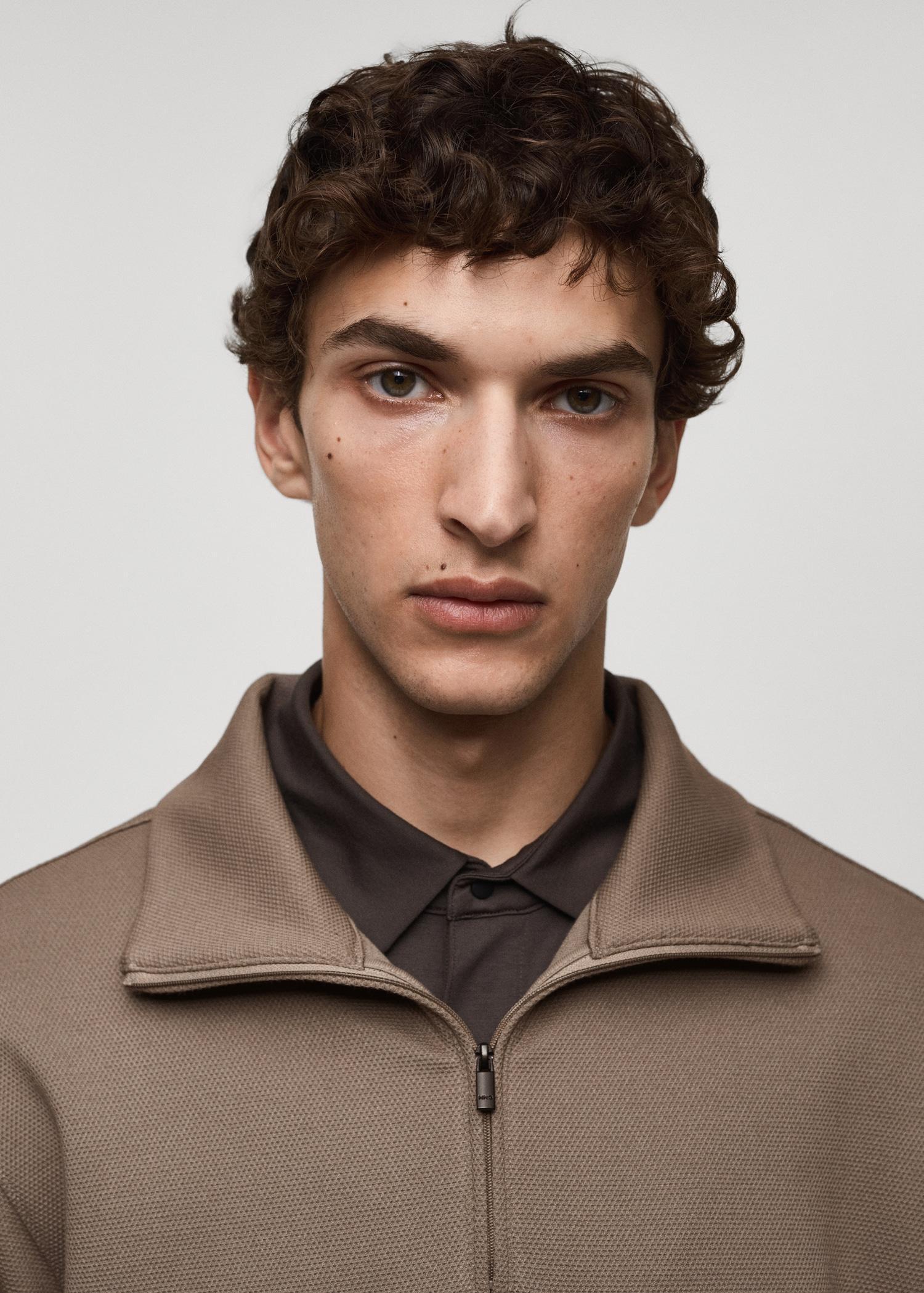 Sweatshirt with anti-odour technology and zip - Men | MANGO USA Product Image