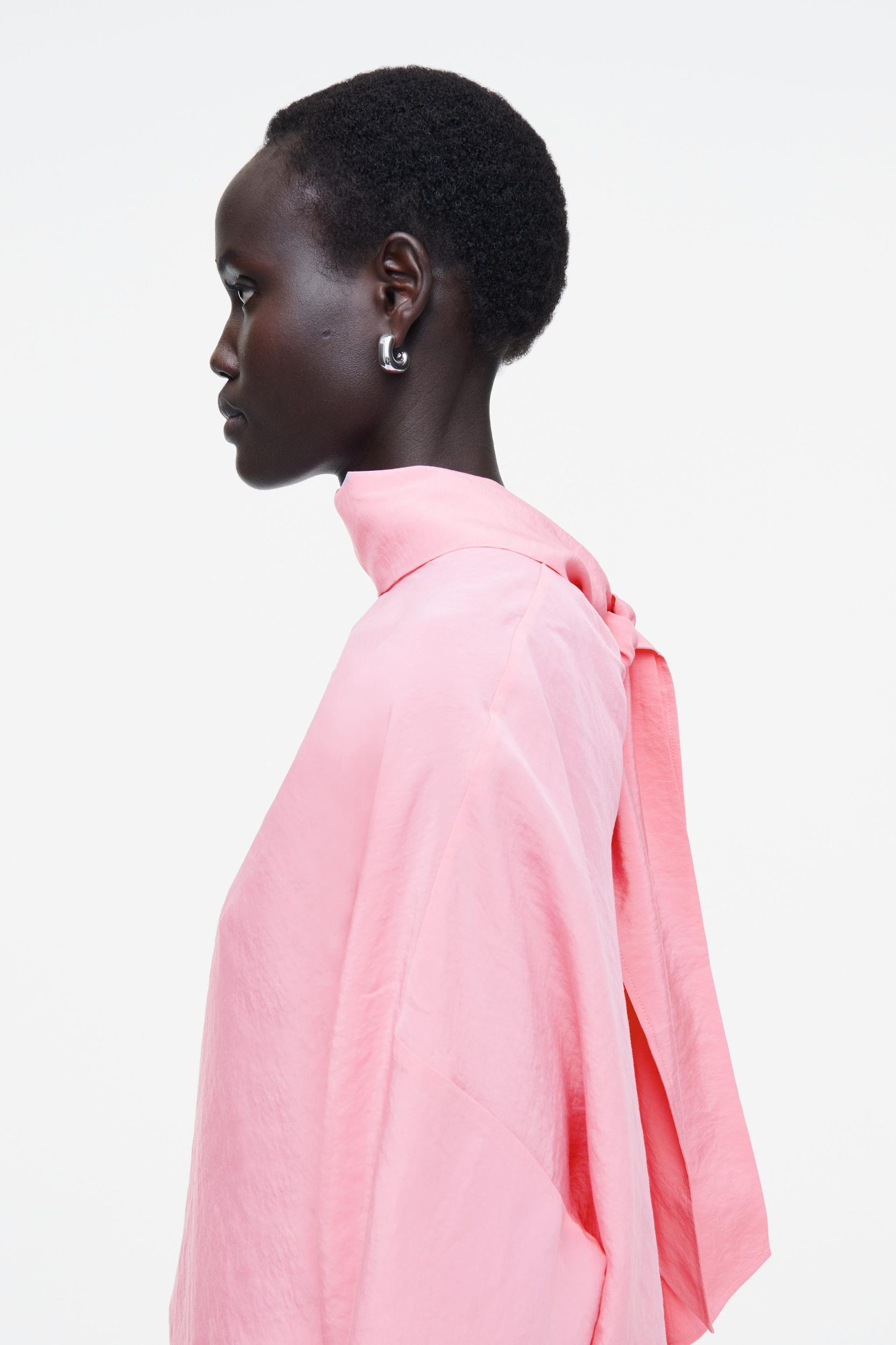 NECK-TIE CIRCLE-CUT BLOUSE Product Image