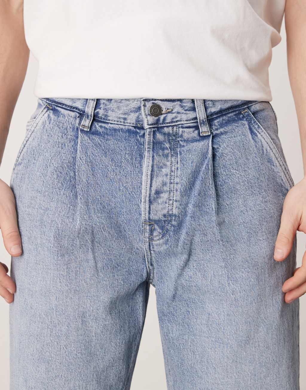 Selected Homme Kobe loose fit pleat jeans in light blue Product Image