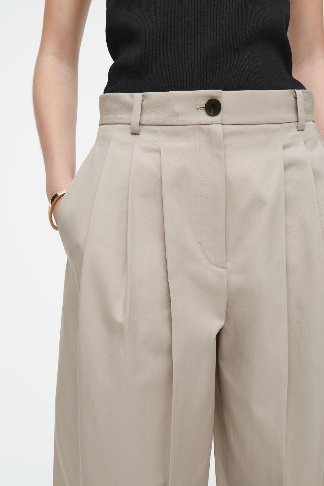 PLEATED BARREL-LEG COTTON PANTS Product Image