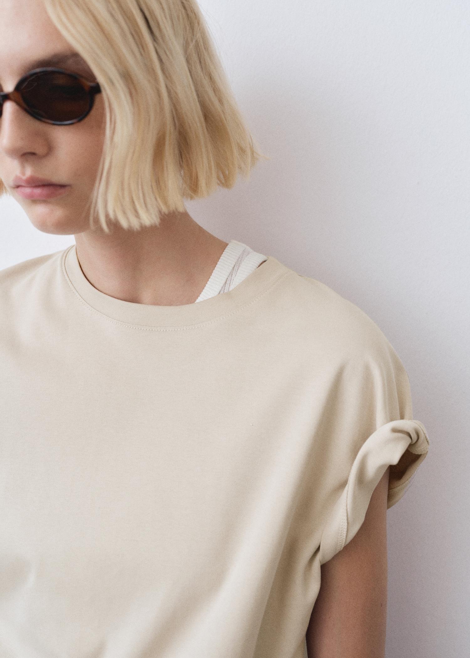 Rounded neck cotton t-shirt - Women | MANGO USA Product Image
