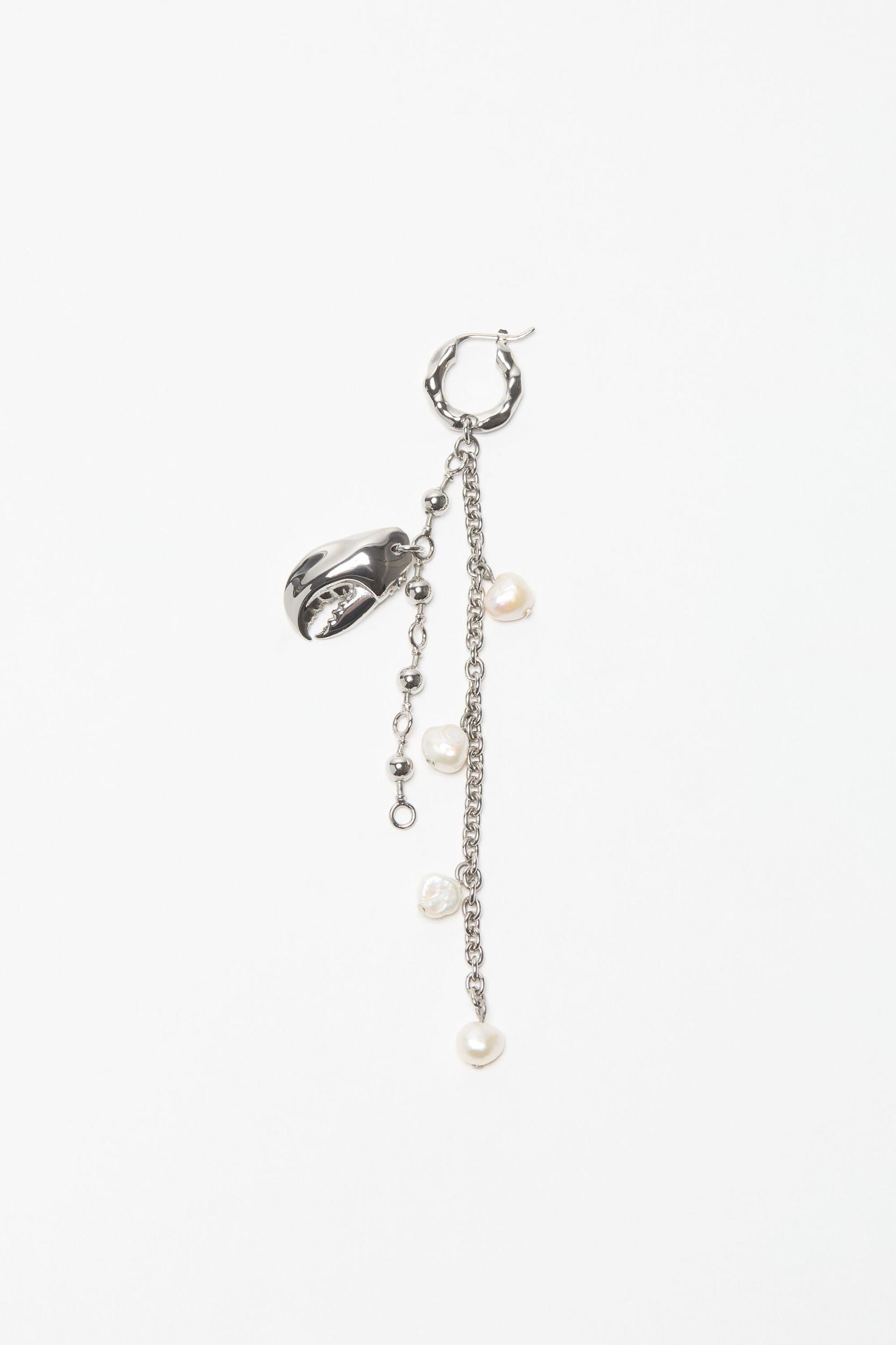 Claw charm earring Product Image