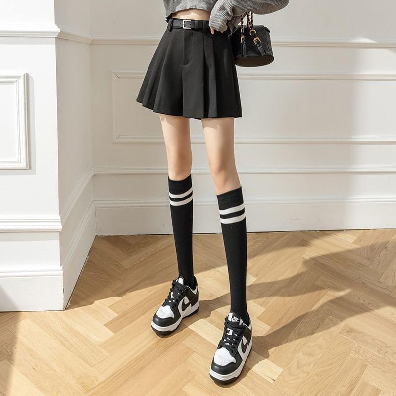 High Waist Plain Pleated Shorts Product Image