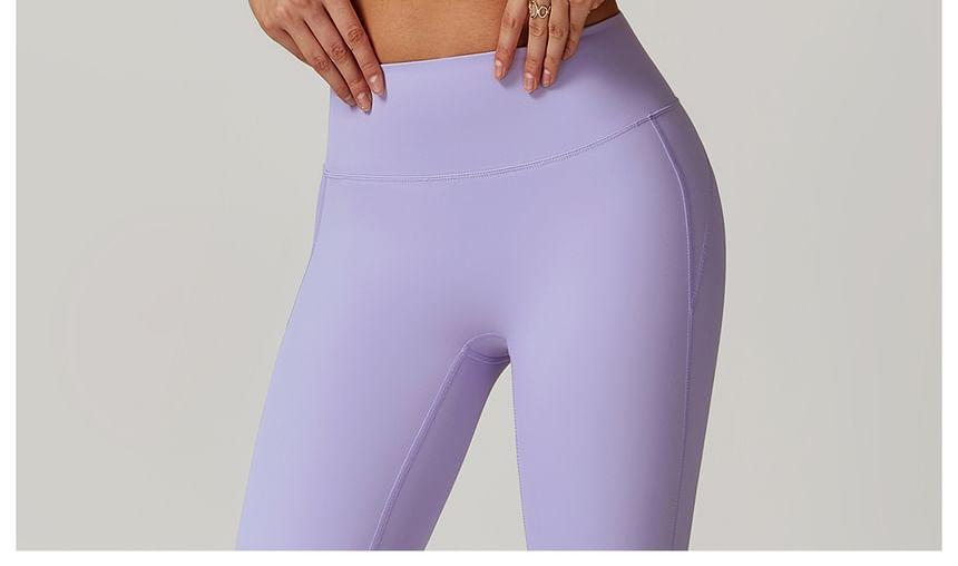 Scoop Neck Plain Sports Bra Product Image