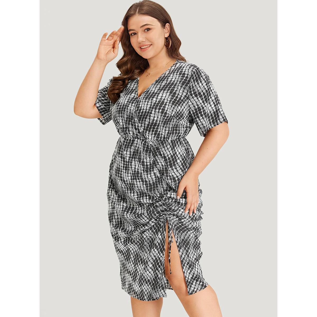 Plus Size Geometric Split Hem Wrap Gathered Drawstring Dress Black Women Elegant Gathered V-neck Short sleeve Curvy Midi Dress BloomChic 18-20/2X Product Image