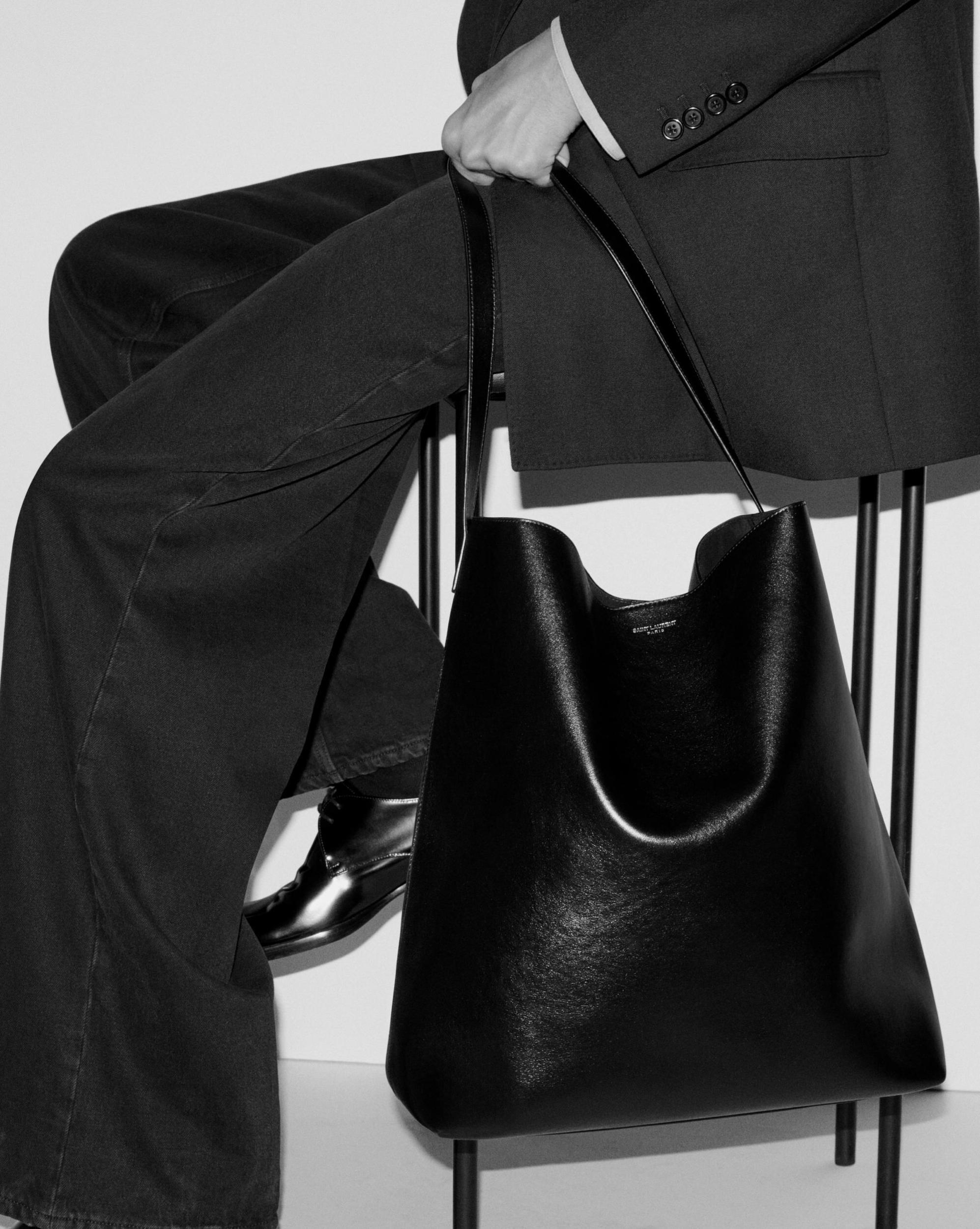 BOLD hobo bag in smooth leather Product Image