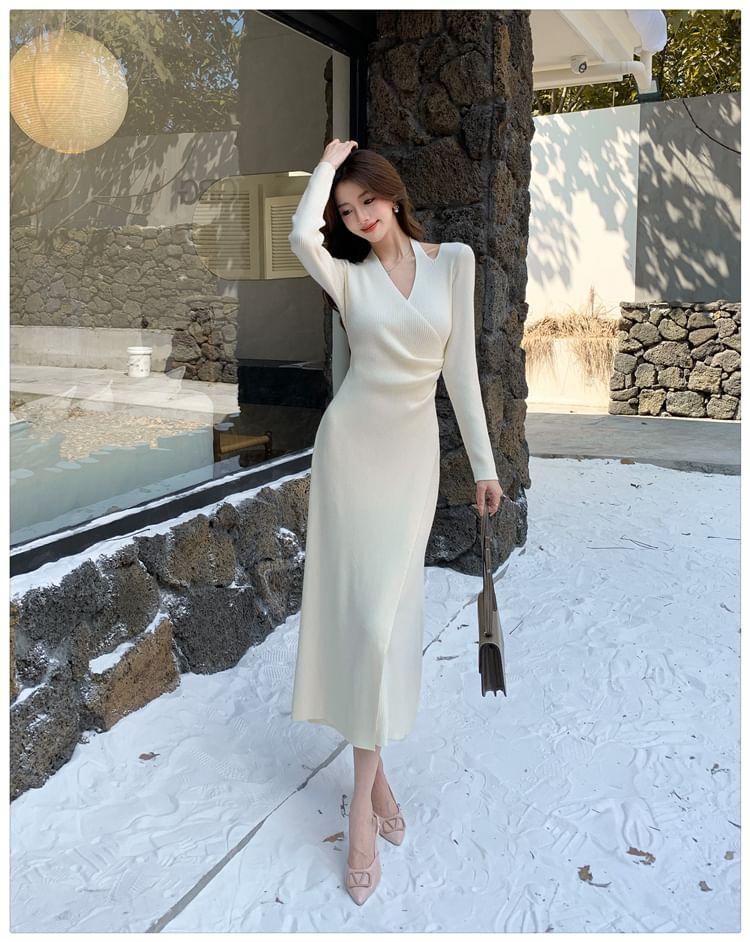 Long-Sleeve Halter V-Neck Plain Ruched Midi Sheath Knit Dress Product Image