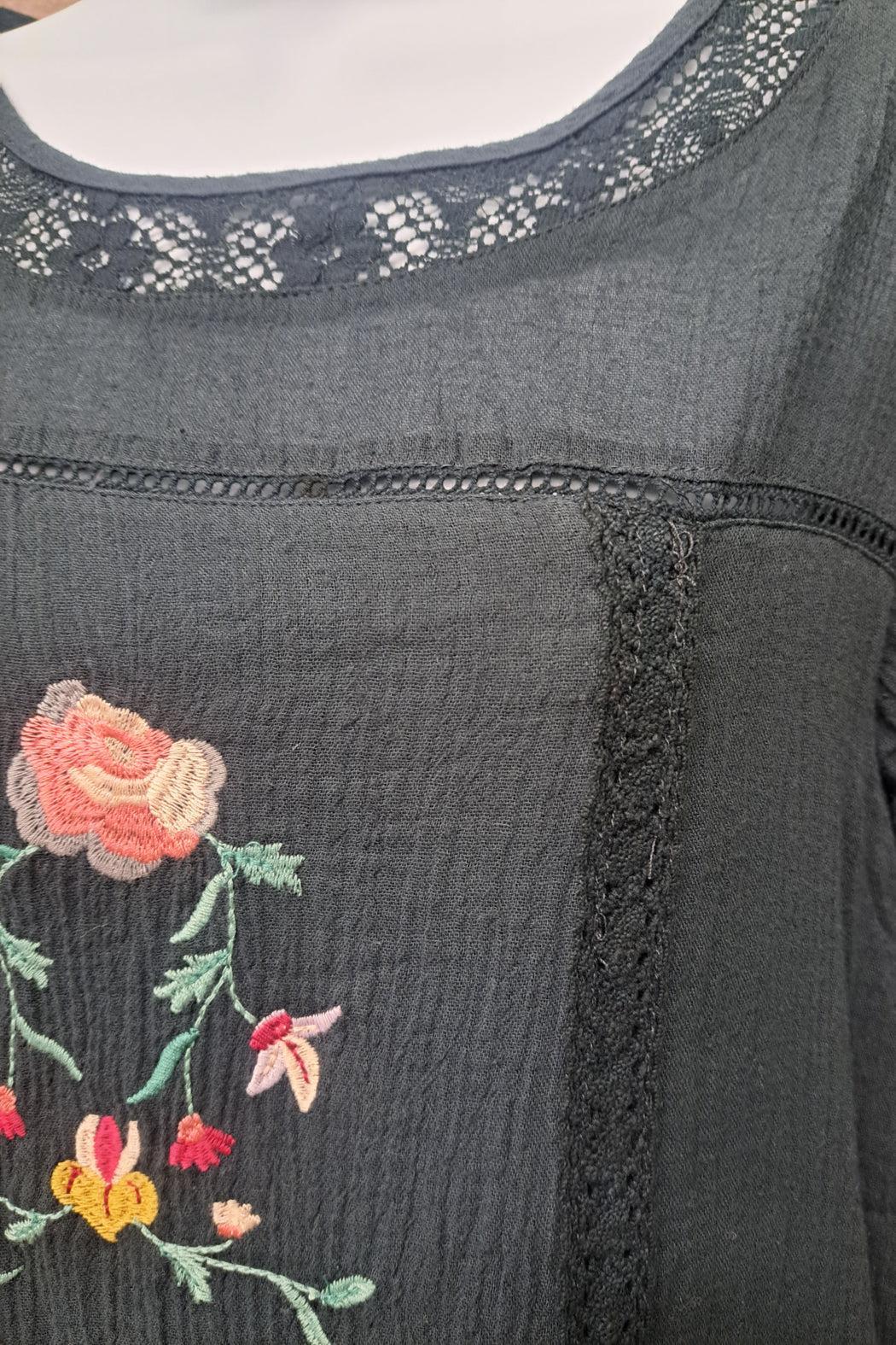 Black embroideRed and lace short sleeved dress Product Image