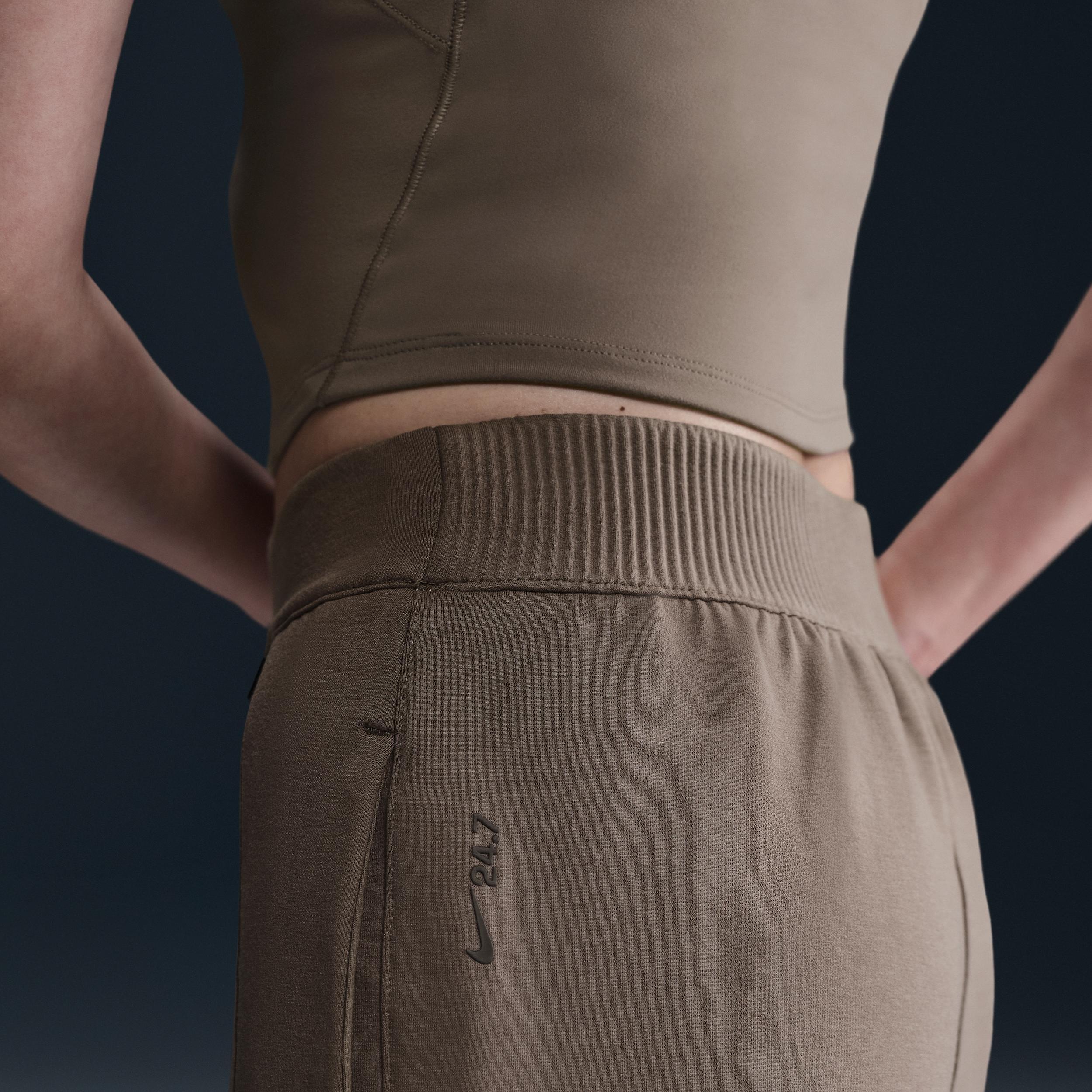 Nike Women's 24.7 ImpossiblySoft Dri-FIT Mid-Rise Jogger Pants Product Image