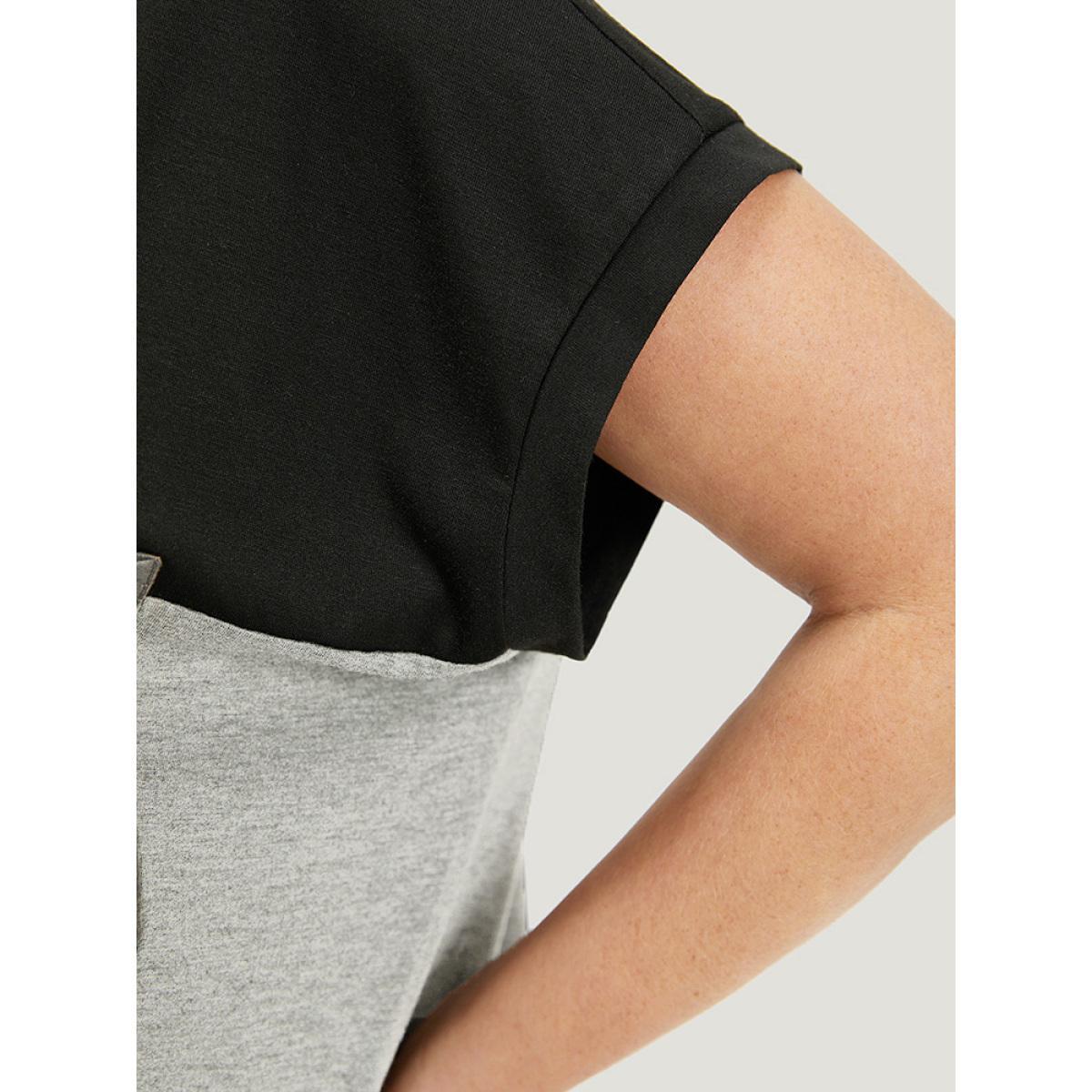 Plus Size Colorblock Contrast Patched Pocket Batwing Sleeve T-shirt Gray Women Casual Contrast Colorblock Round Neck Dailywear T-shirts BloomChic 30/6X Product Image