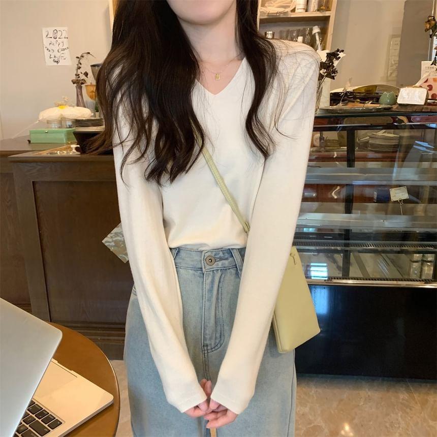 Long Sleeve V-Neck Plain Knit Top Product Image