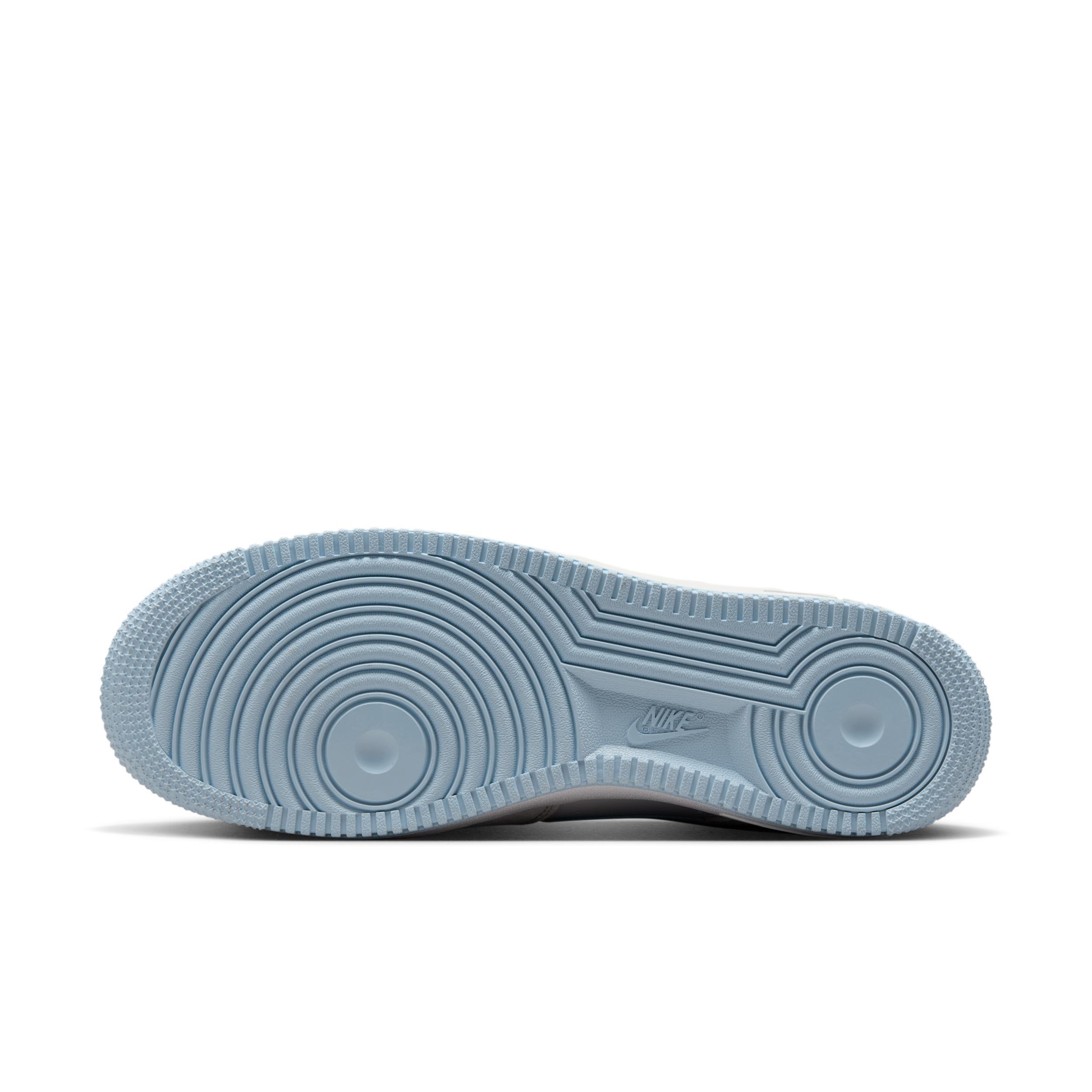 Nike Men's Air Force 1 '07 LV Shoes Product Image