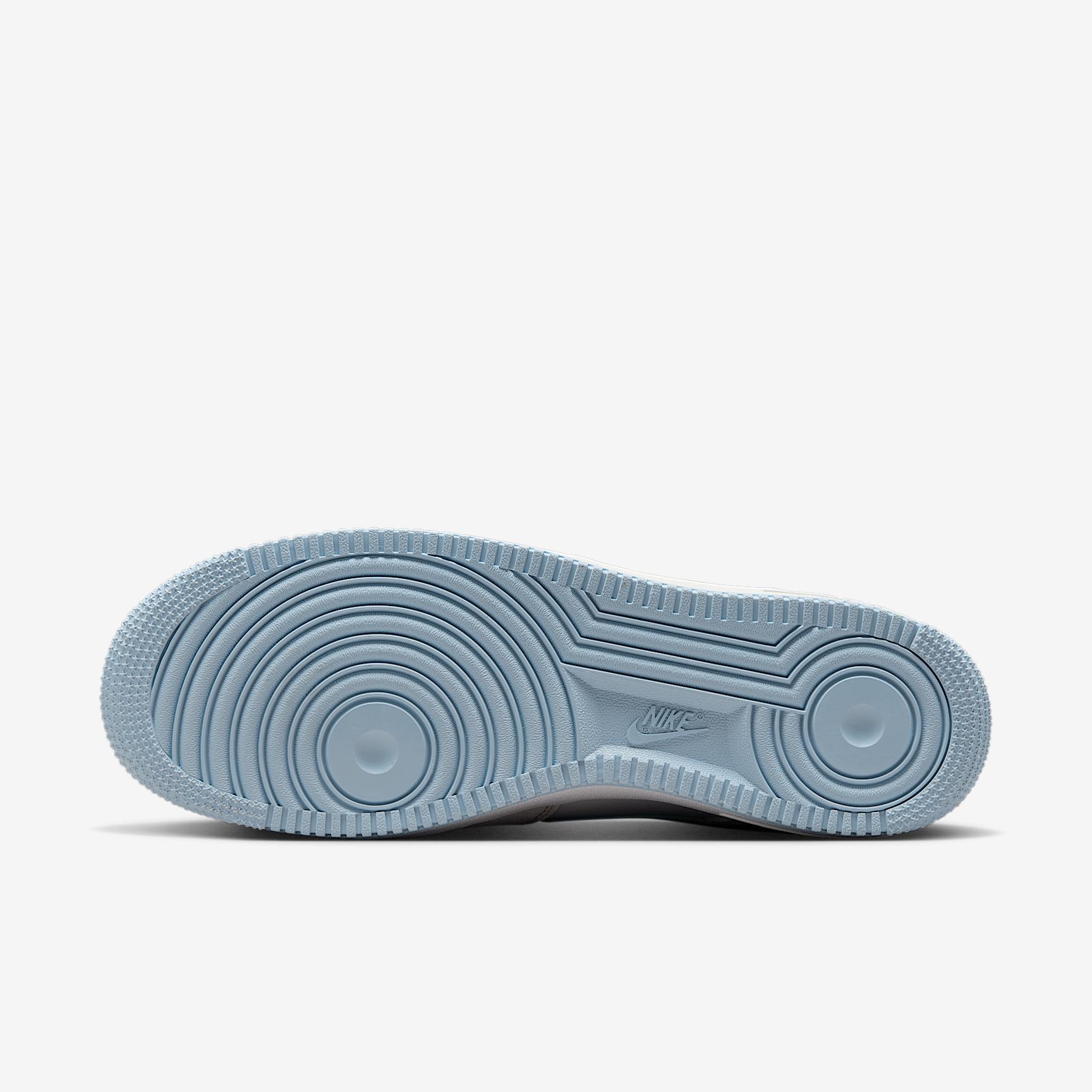 Nike Men's Air Force 1 '07 LV Shoes Product Image